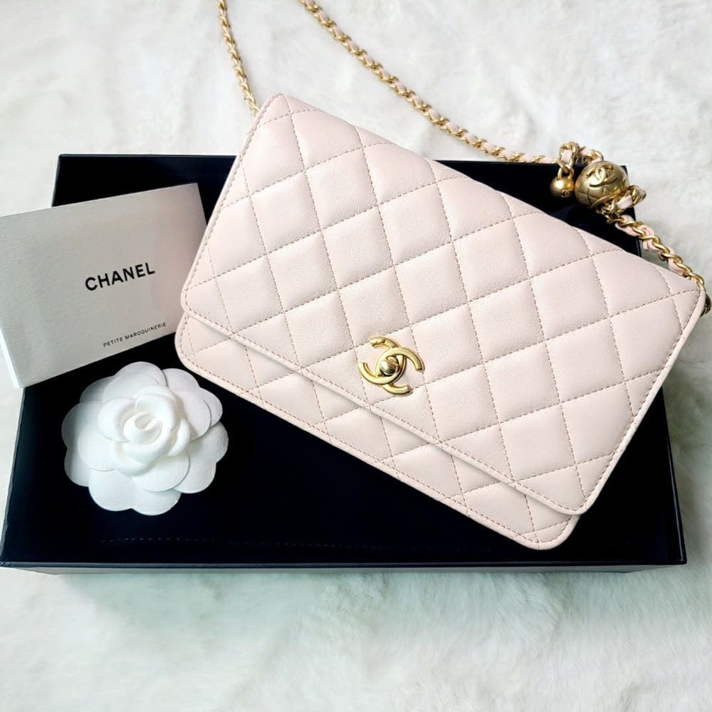 Chanel Wallet On Chain Lambskin & Gold Light Beige 착용 스타일
