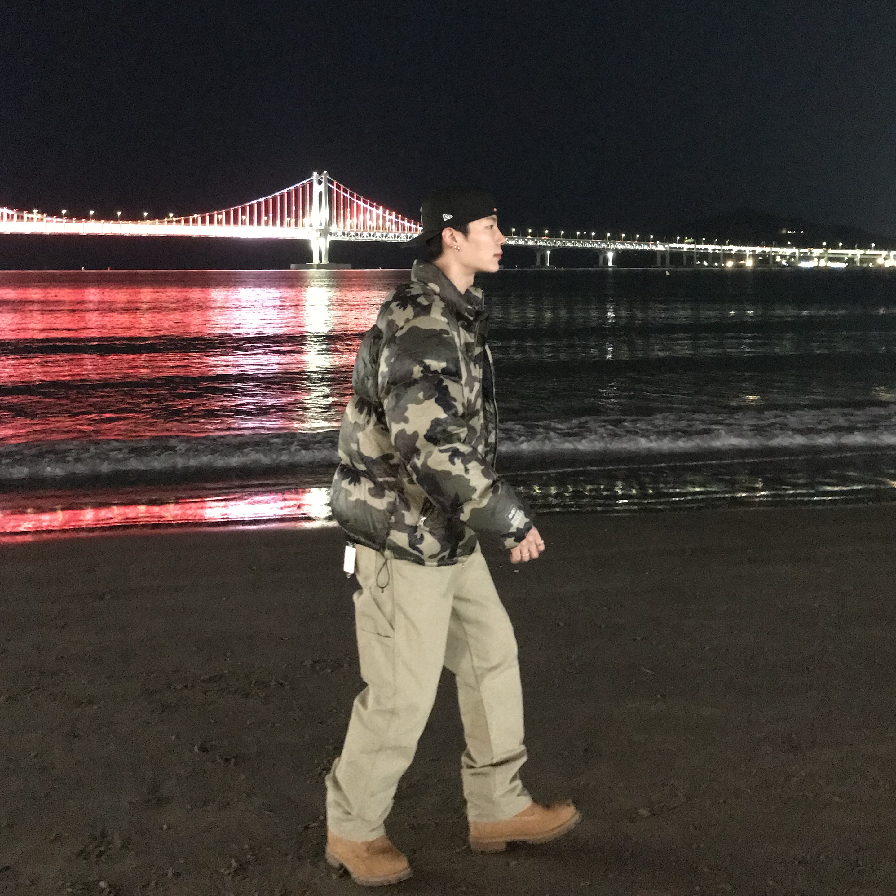 Stussy Wrinkled Nylon Down Puffer Woodland Camo, Supreme x New Era Screw Ball S Logo Black - 24FW 착용 스타일