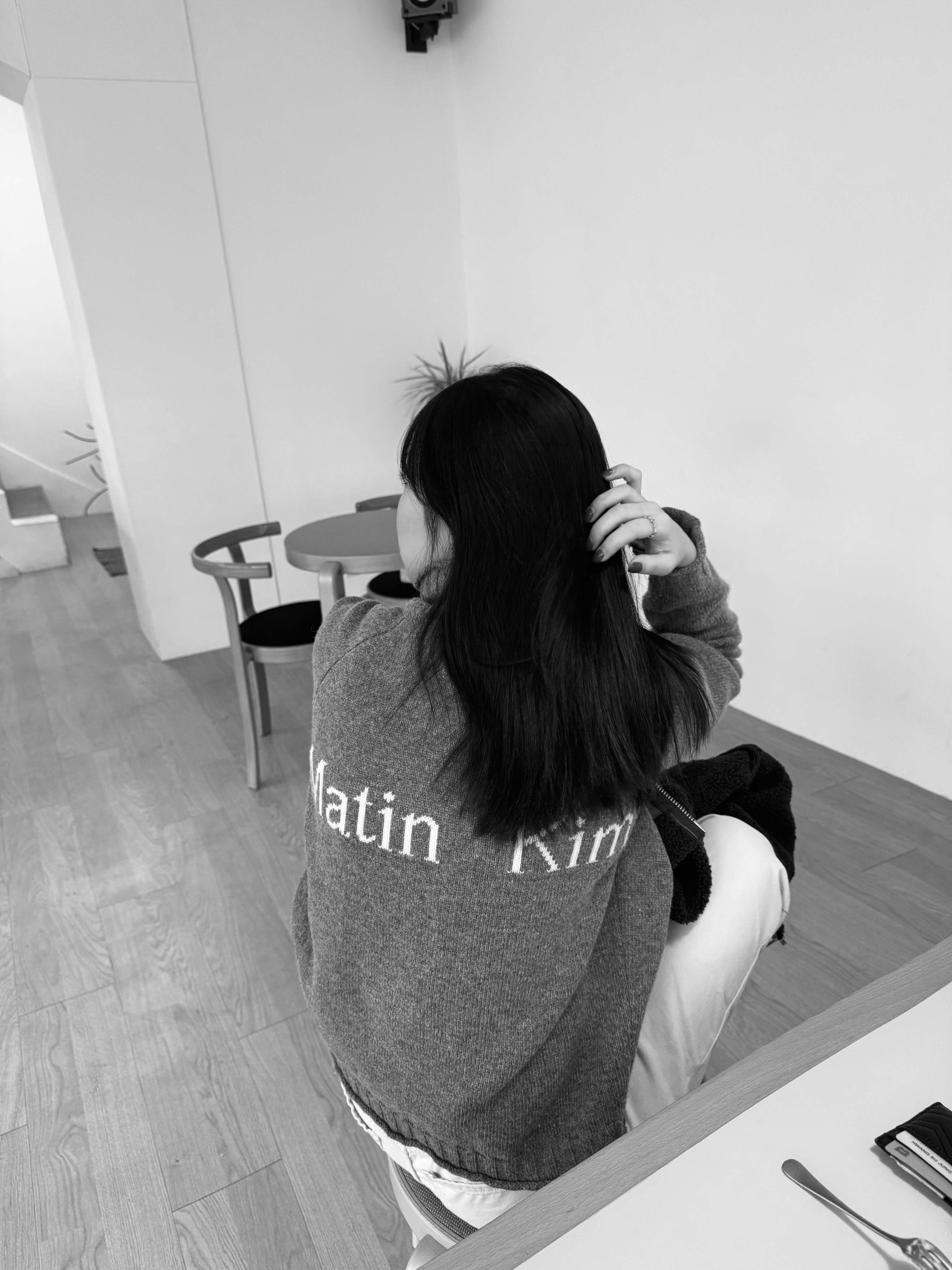 (W) Matin Kim Spell Point Knit Zip Up Grey 착용 스타일