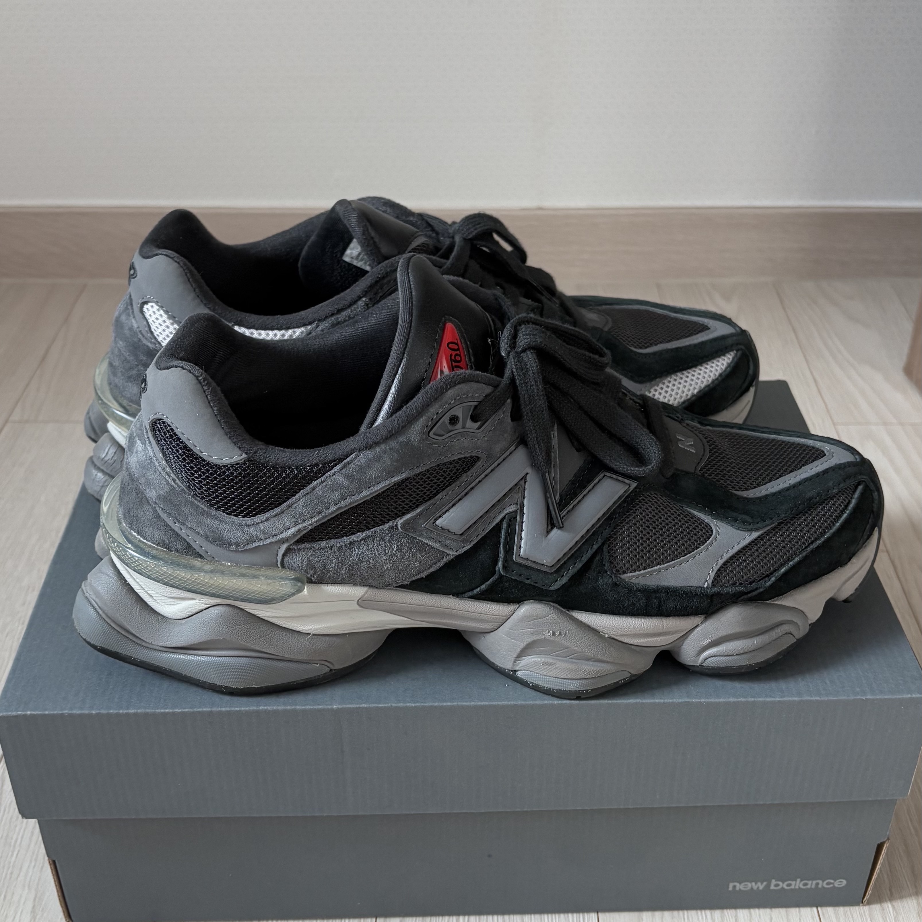 New Balance 9060 Black Castlerock 착용 스타일 - 4