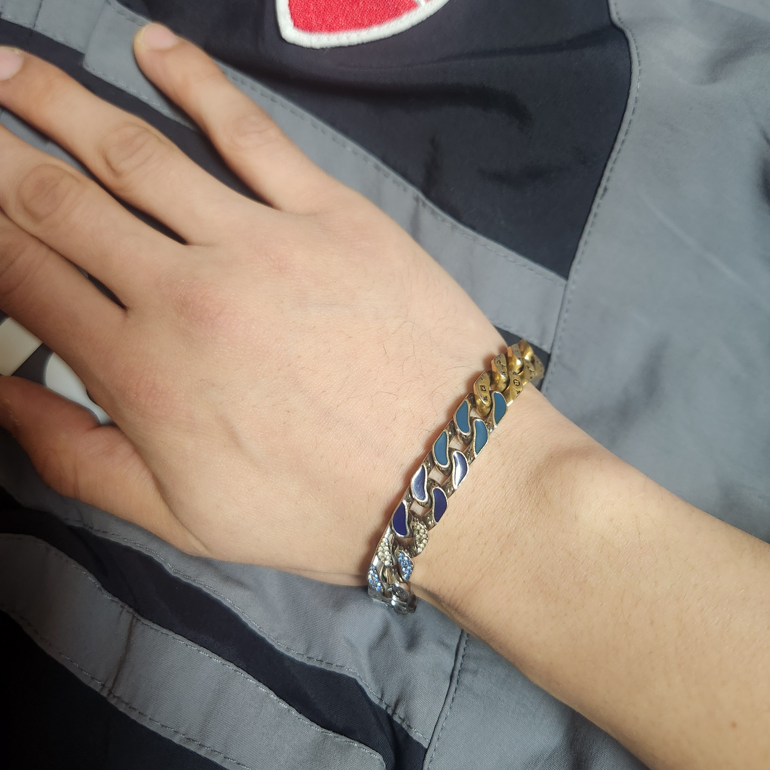 Louis Vuitton Chain Links Patches Bracelet Blue Gold Silver, Supreme x Ducati Track Jacket Black - 24SS 착용 스타일 - 1