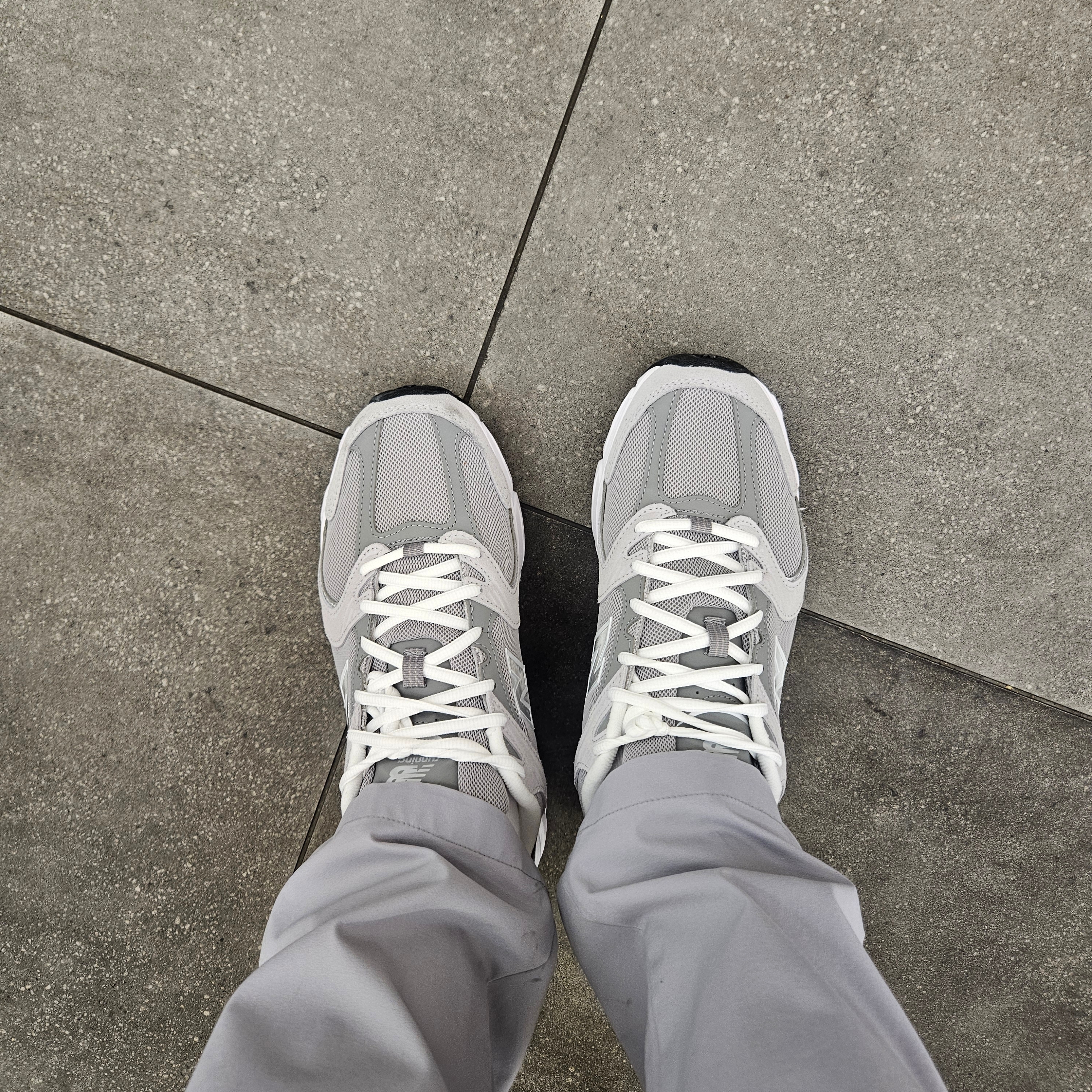 New Balance 530 Grey 착용 스타일 - 3