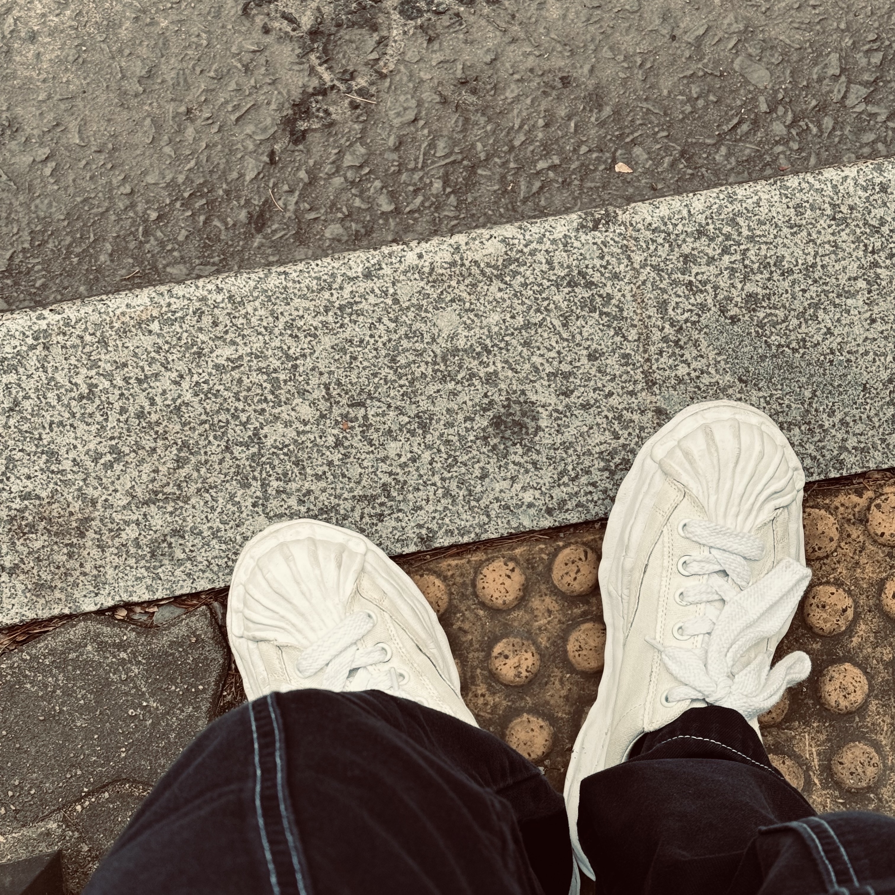 Maison Mihara Yasuhiro Blakey OG Sole Canvas Low-top Sneakers White, Dickies Original 874 Work Pant Black 착용 스타일 - 2