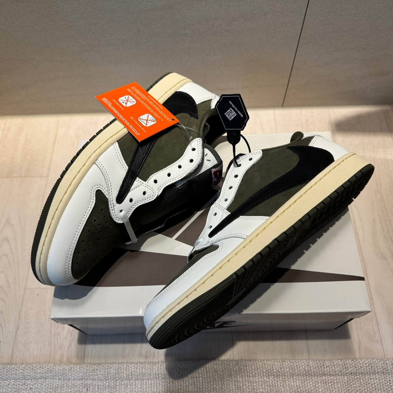 Jordan 1 x Travis Scott Retro Low OG SP Reverse Olive, Carhartt WIP x IAB Studio Canvas 6-Panel Cap Hamilton Brown 착용 스타일 - 2