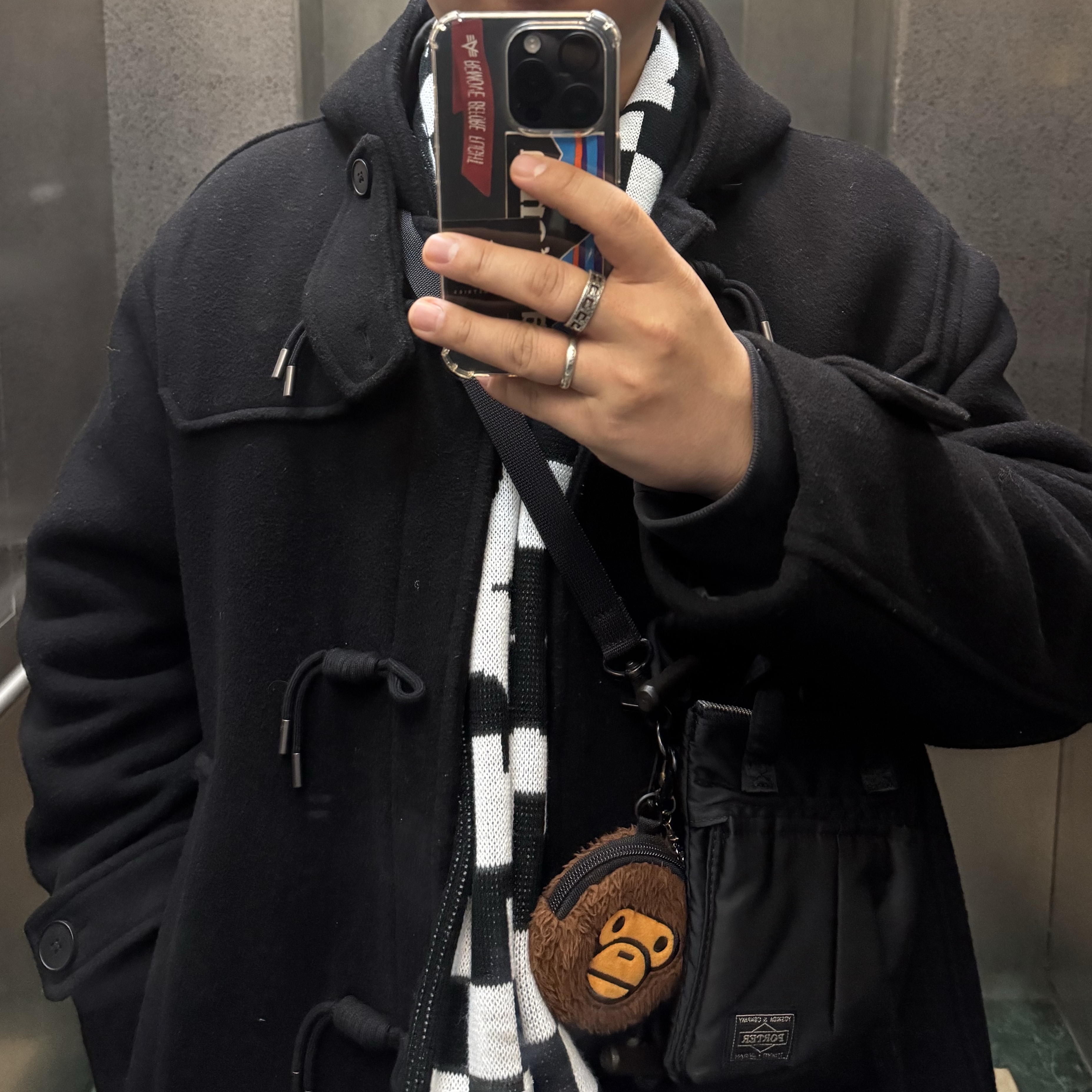 Porter Howl Helmet Bag Mini Black, CDG Logo Check Muffler White Black 착용 스타일