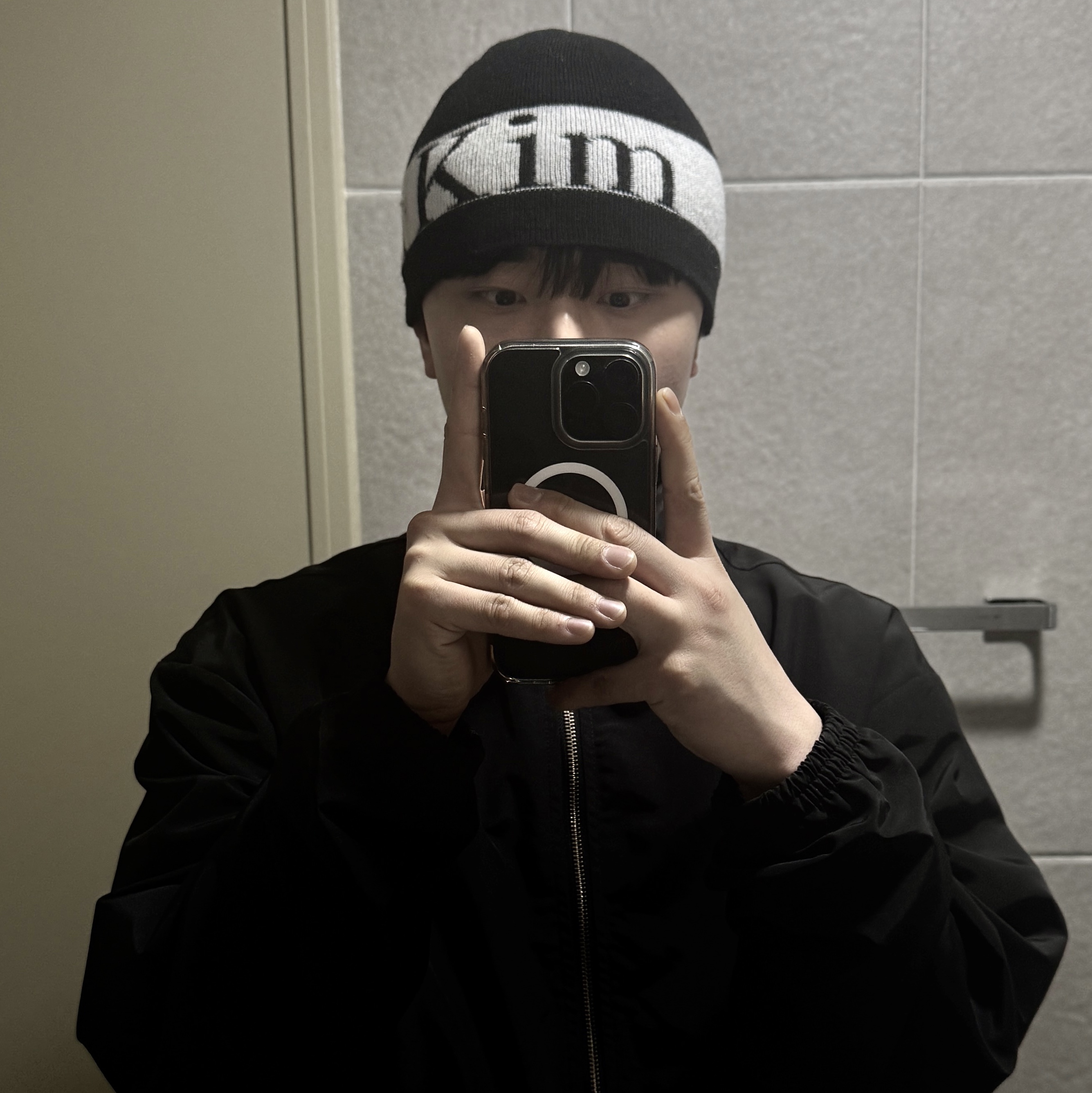 Matin Kim Logo Jacquard Short Beanie Black 착용 스타일