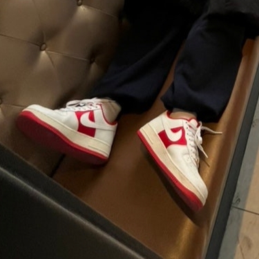 Nike Air Force 1 '07 Sail University Red 착용 스타일