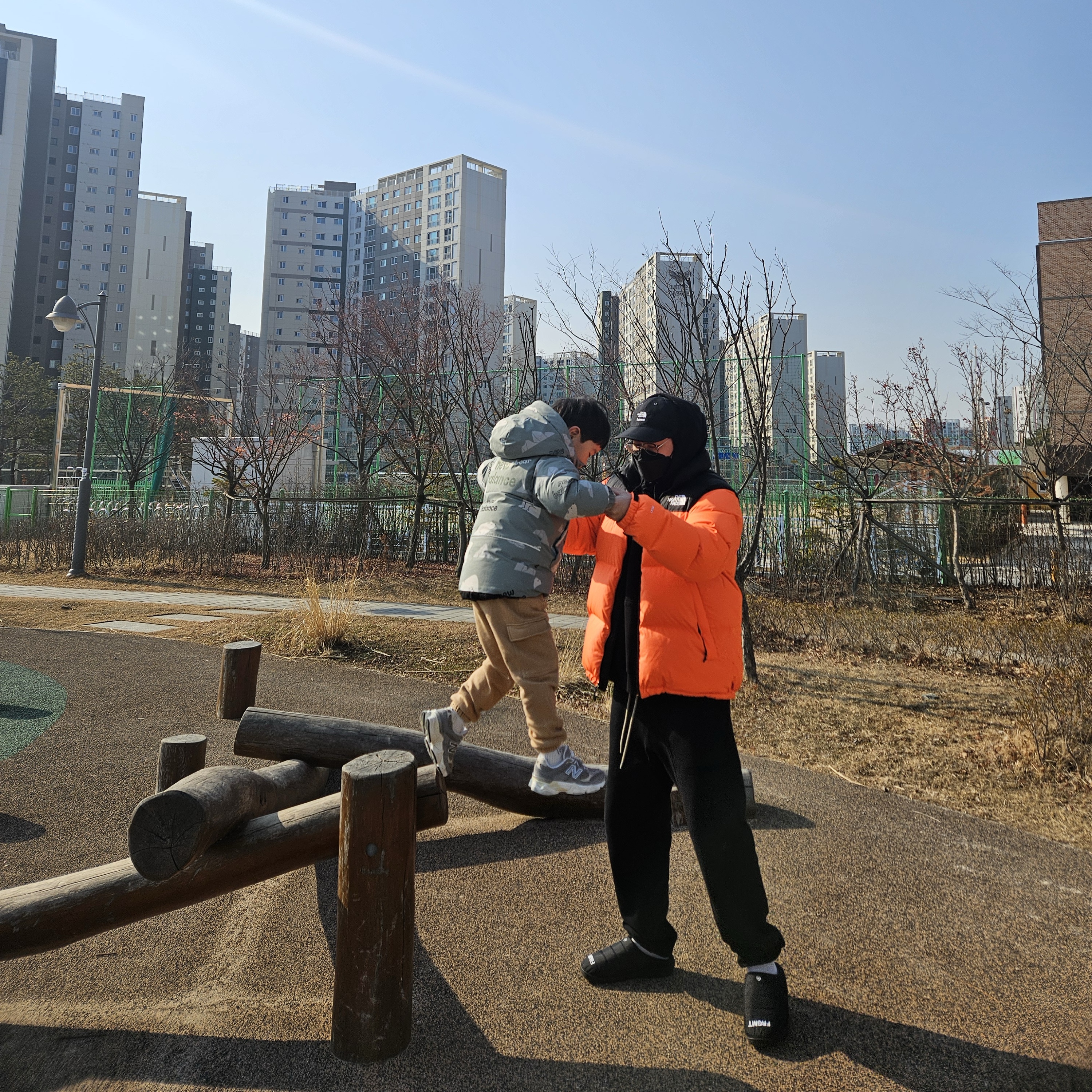 Supreme x The North Face Nuptse Orange - 16FW, Essentials Sweatpants Jet Black - 23FW 착용 스타일 - 1