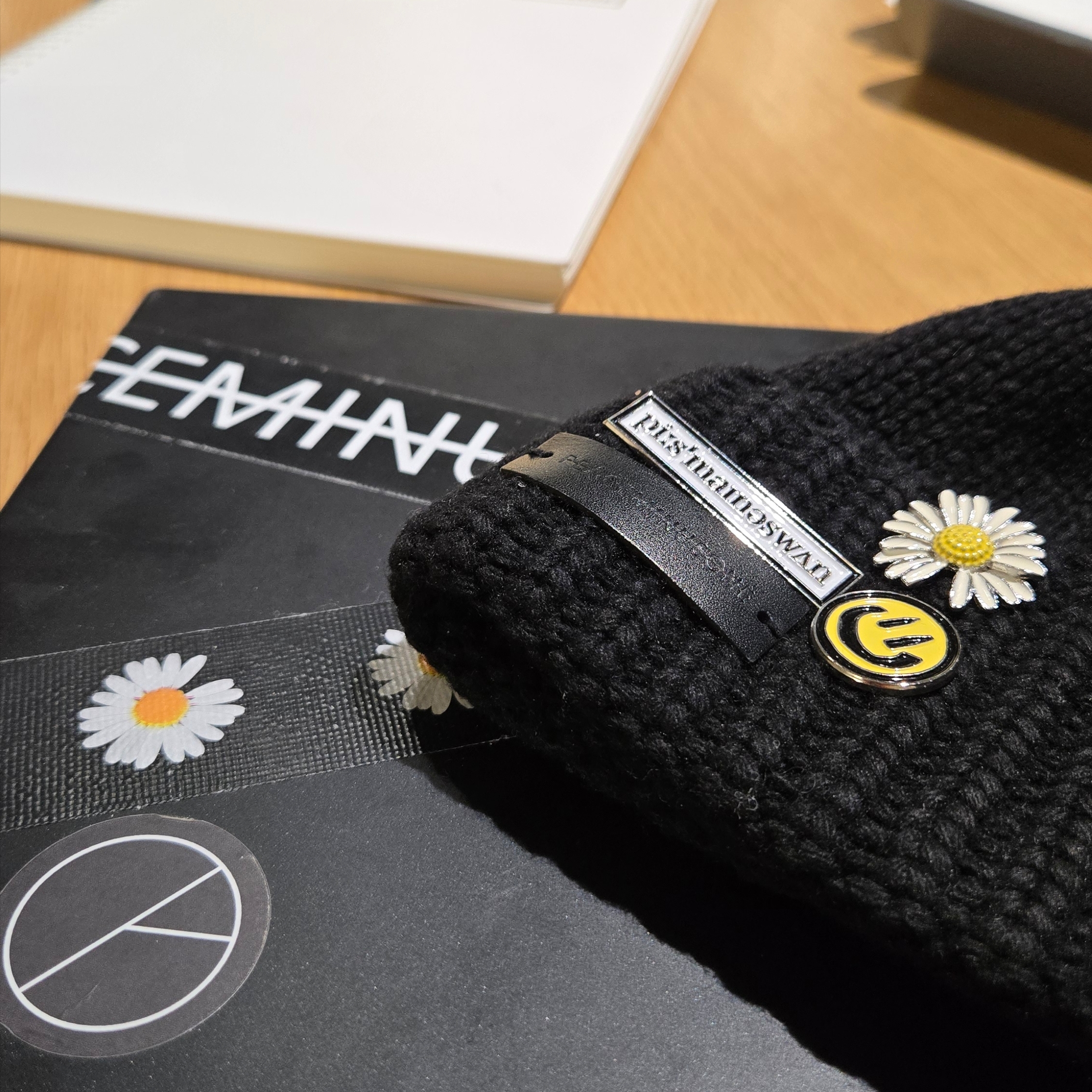 Peaceminusone Daisy Pin Set #1 Yellow, Peaceminusone Duct Tape #1 Black (Set of 2) 착용 스타일
