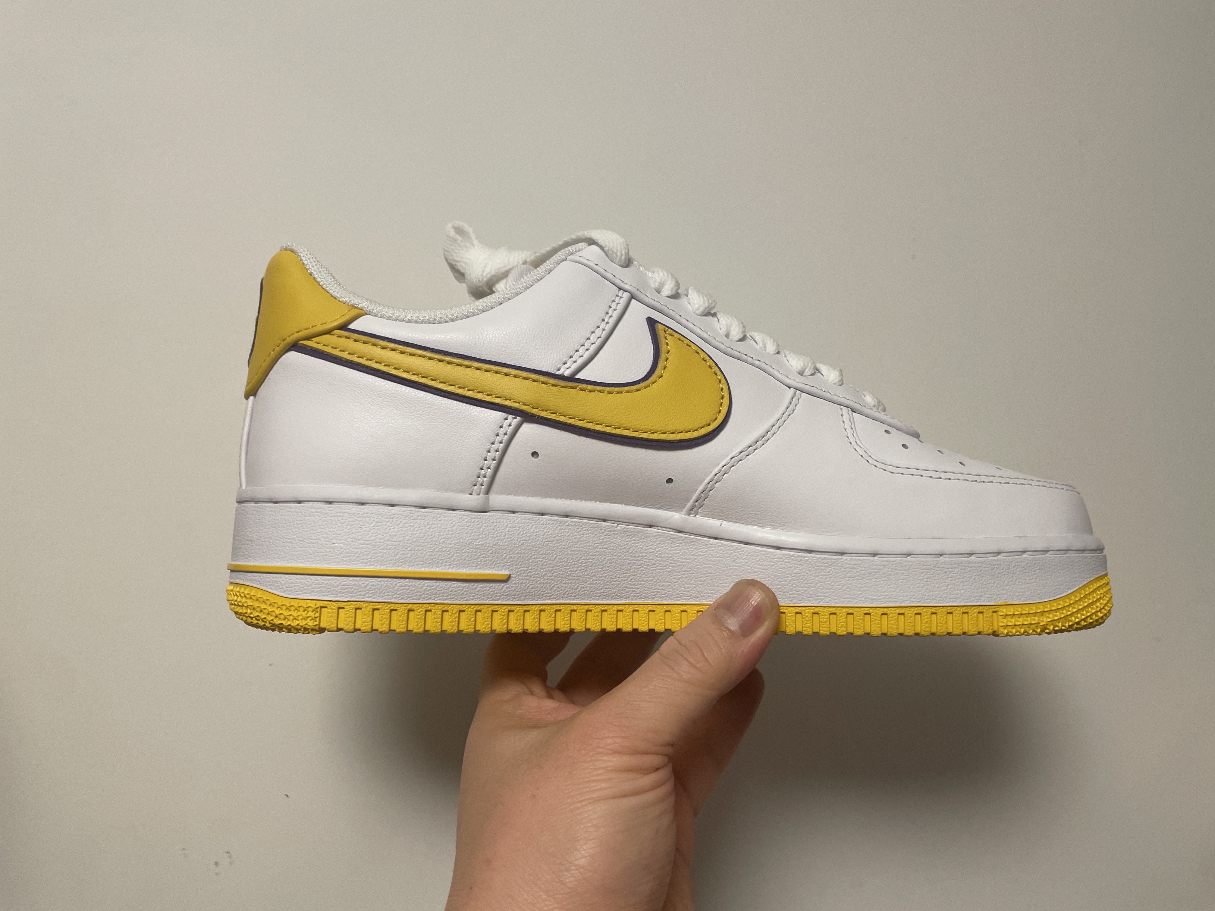 Nike x Kobe Bryant Air Force 1 Low Retro QS Varsity Maize and Varsity Purple 착용 스타일 - 2