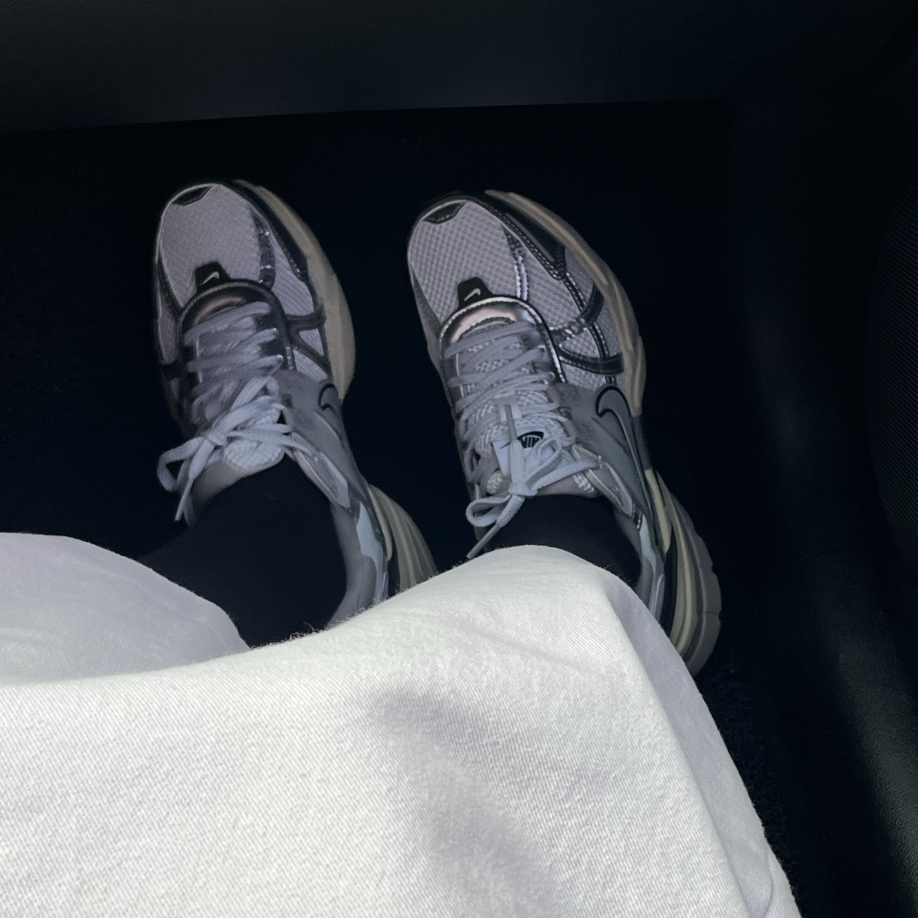 Nike V2K Run Summit White Metallic Silver 착용 스타일 - 1