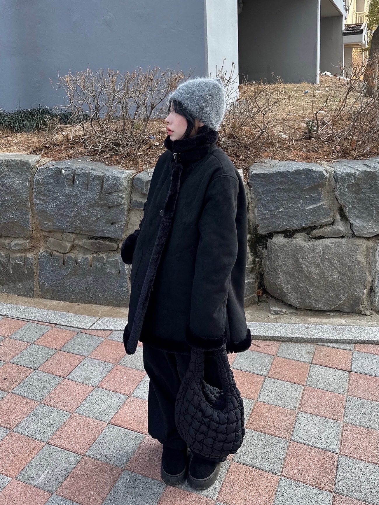 (W) UGG Classic Ultra Mini Platform Boots Black 착용 스타일 - 2