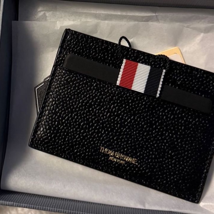 Thom Browne Pebble Grain Leather Stripe Single Card Holder Black 착용 스타일