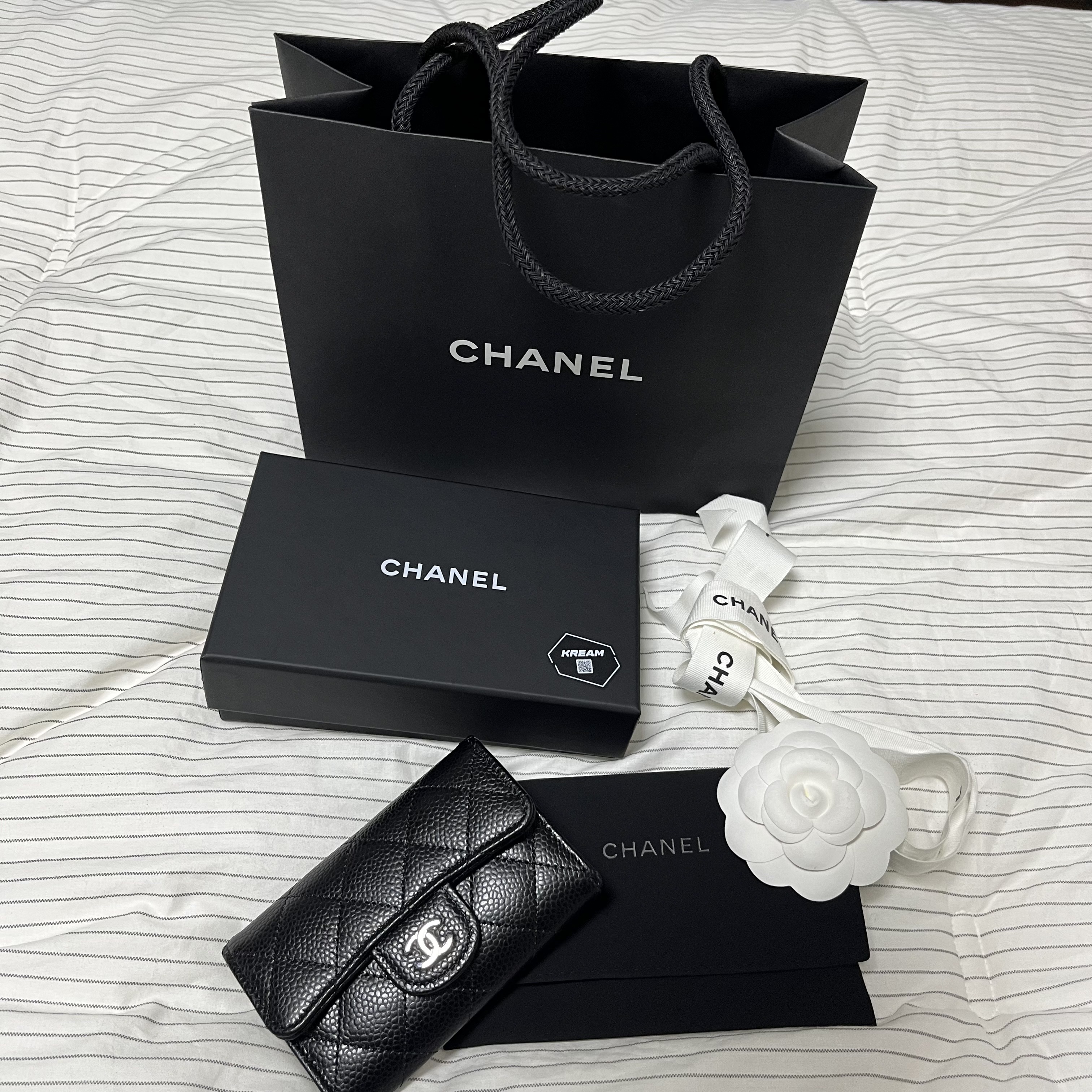 Chanel Classic Card Holder Grained Calfskin & Silver Black 착용 스타일