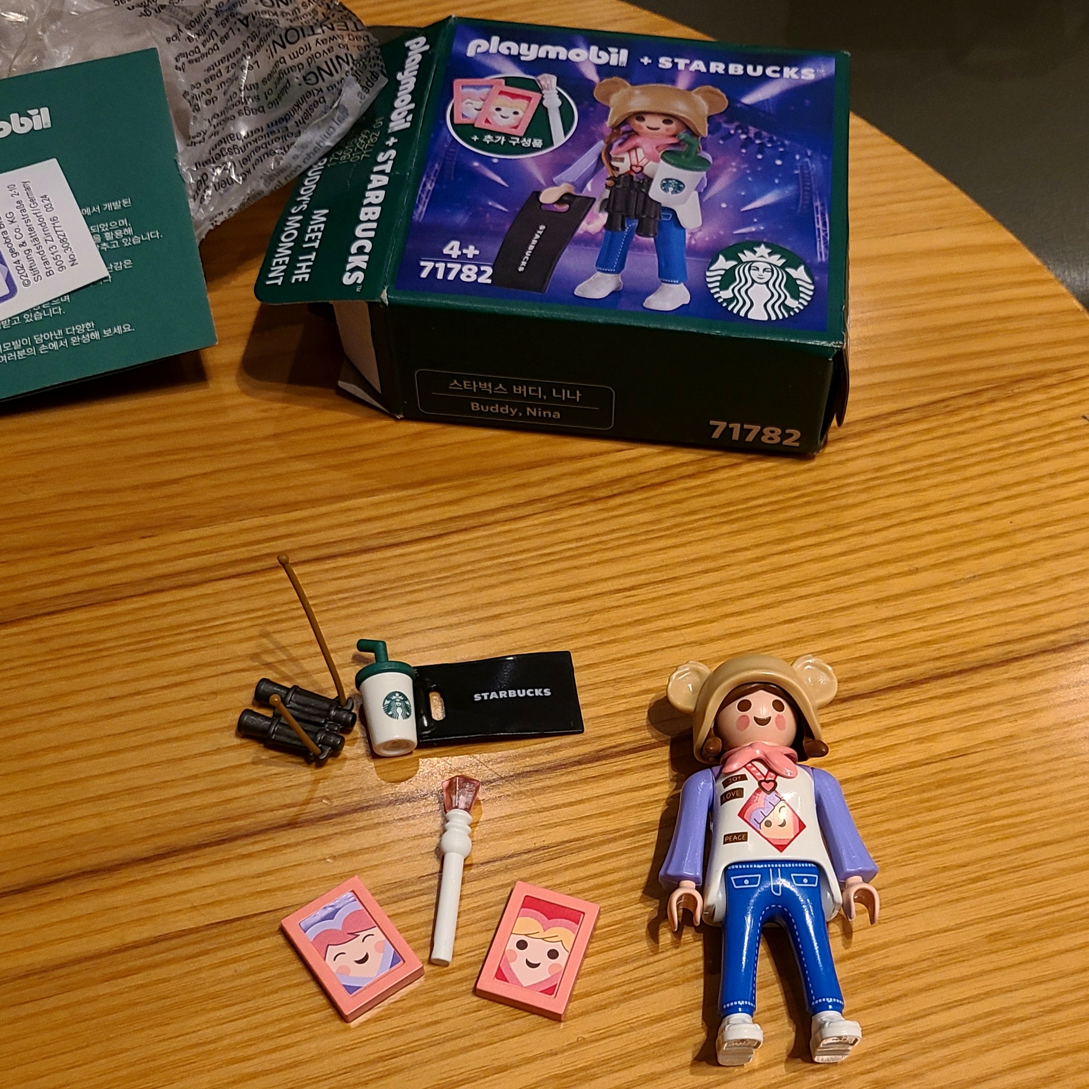 Starbucks x Playmobil Buddy Nina 착용 스타일 - 3