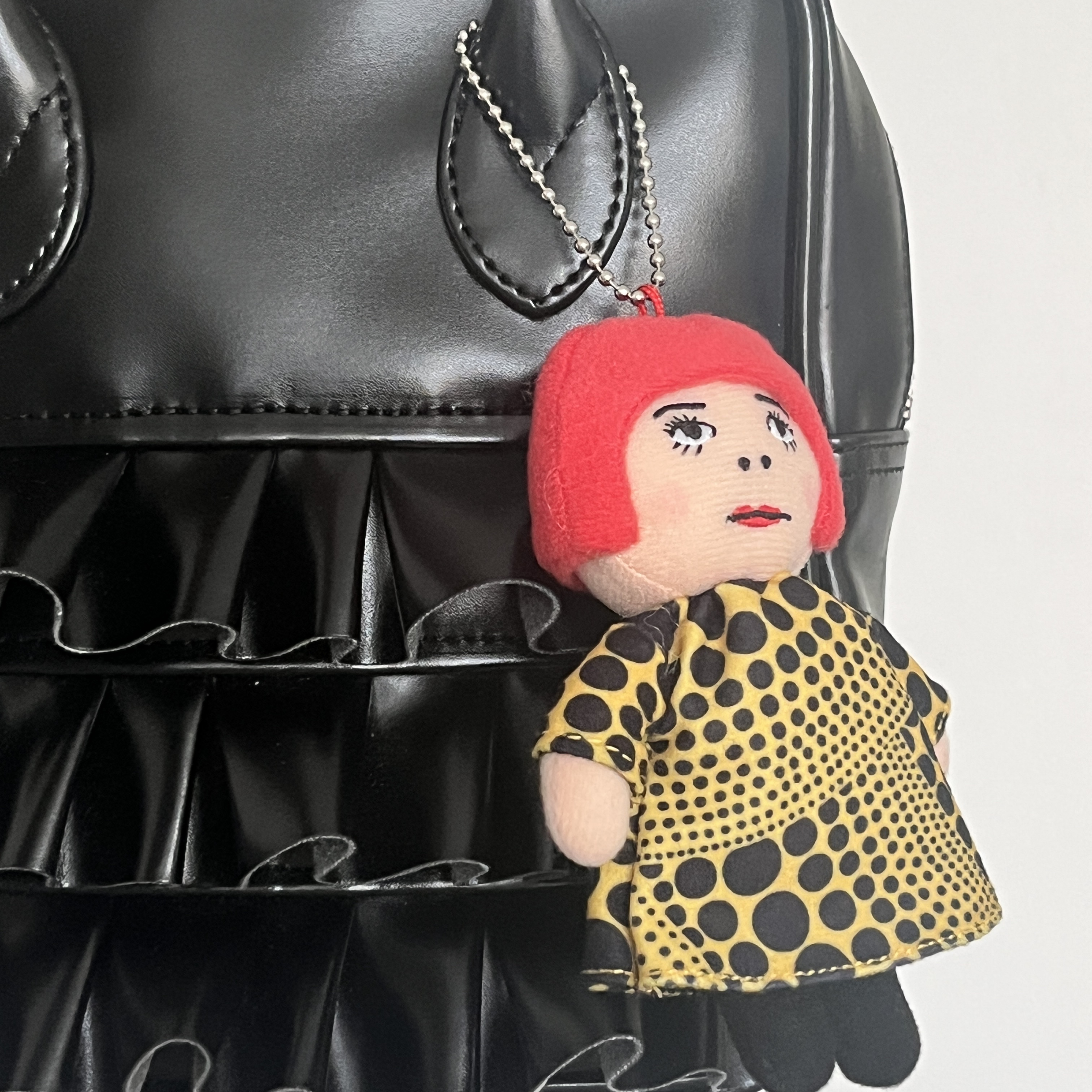 Yayoi Kusama Mascot Plush Keyring 착용 스타일 - 1