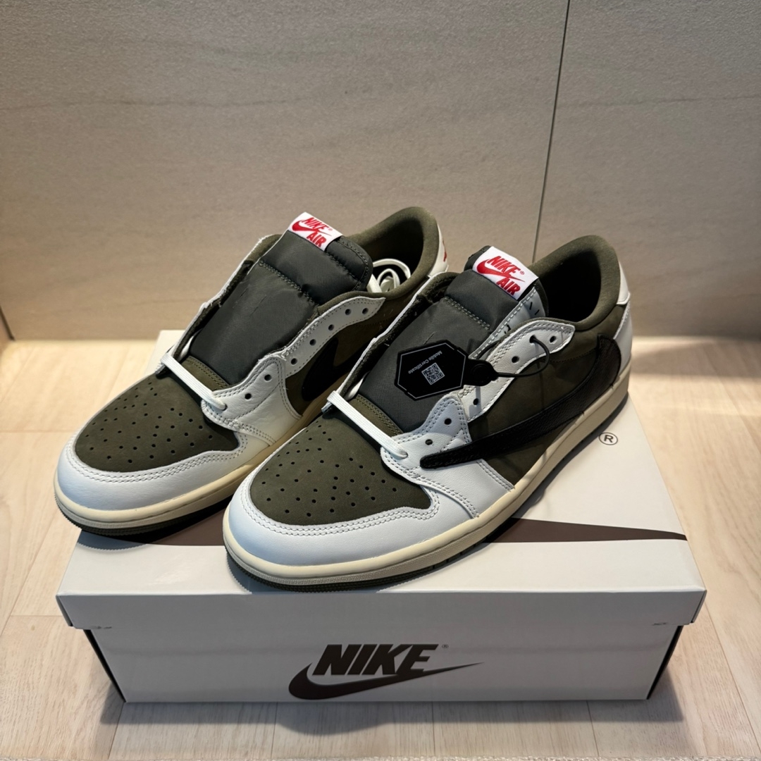 Jordan 1 x Travis Scott Retro Low OG SP Reverse Olive, Carhartt WIP x IAB Studio Canvas 6-Panel Cap Hamilton Brown 착용 스타일 - 1