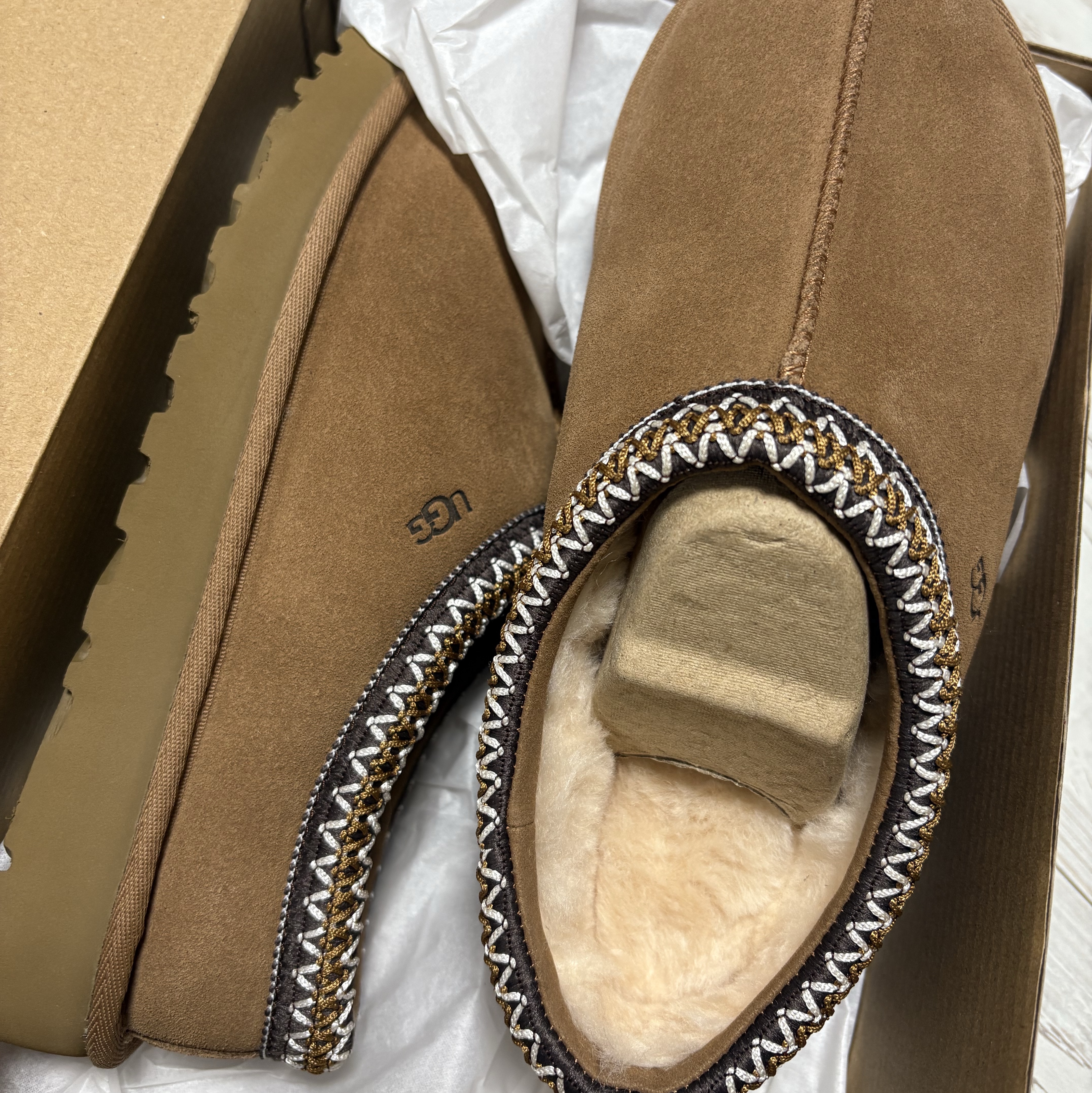 (W) UGG Tasman Slipper Chestnut 착용 스타일