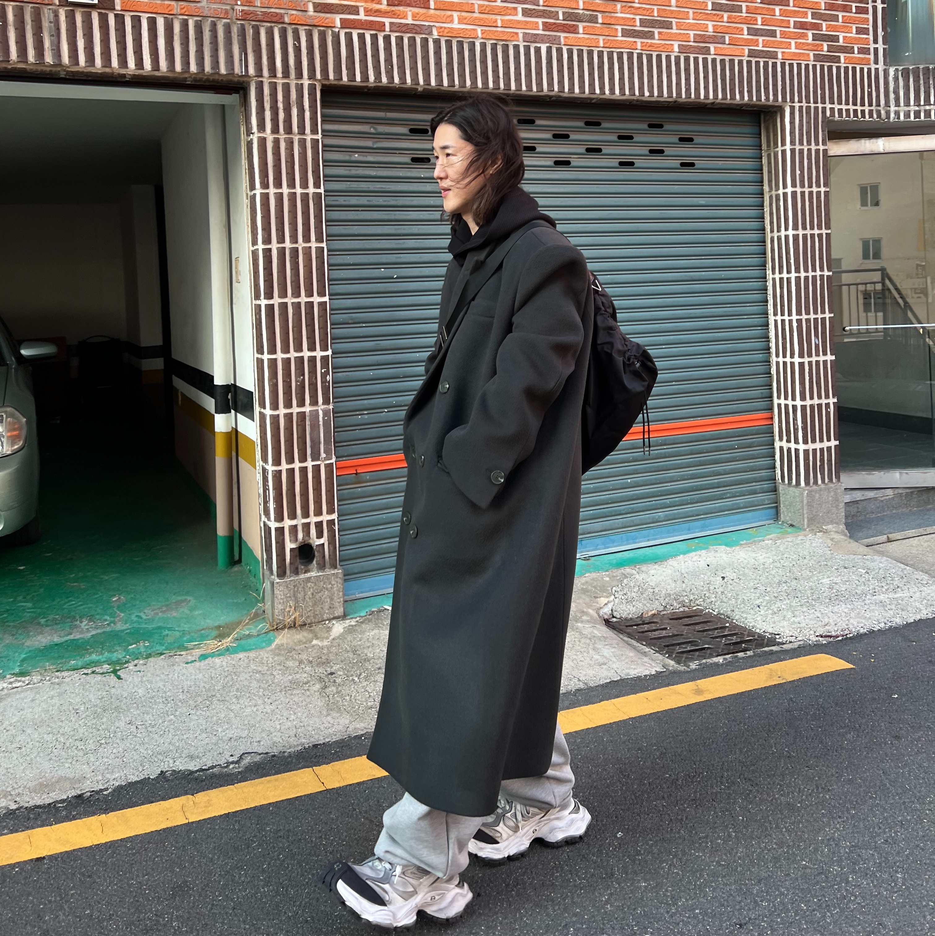 Balenciaga Cargo Sneakers White Grey 착용 스타일 - 3