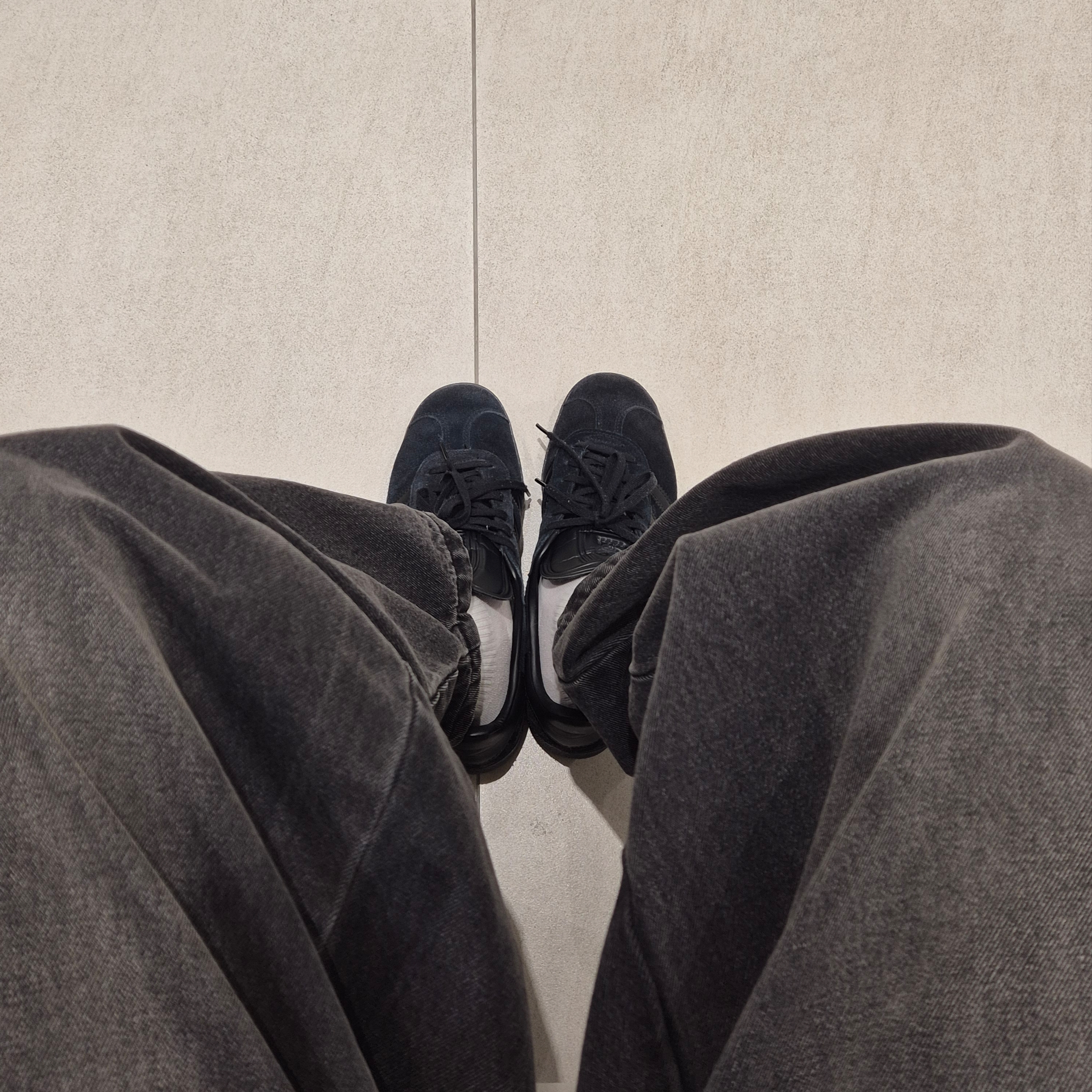 Adidas Gazelle Triple Black 착용 스타일