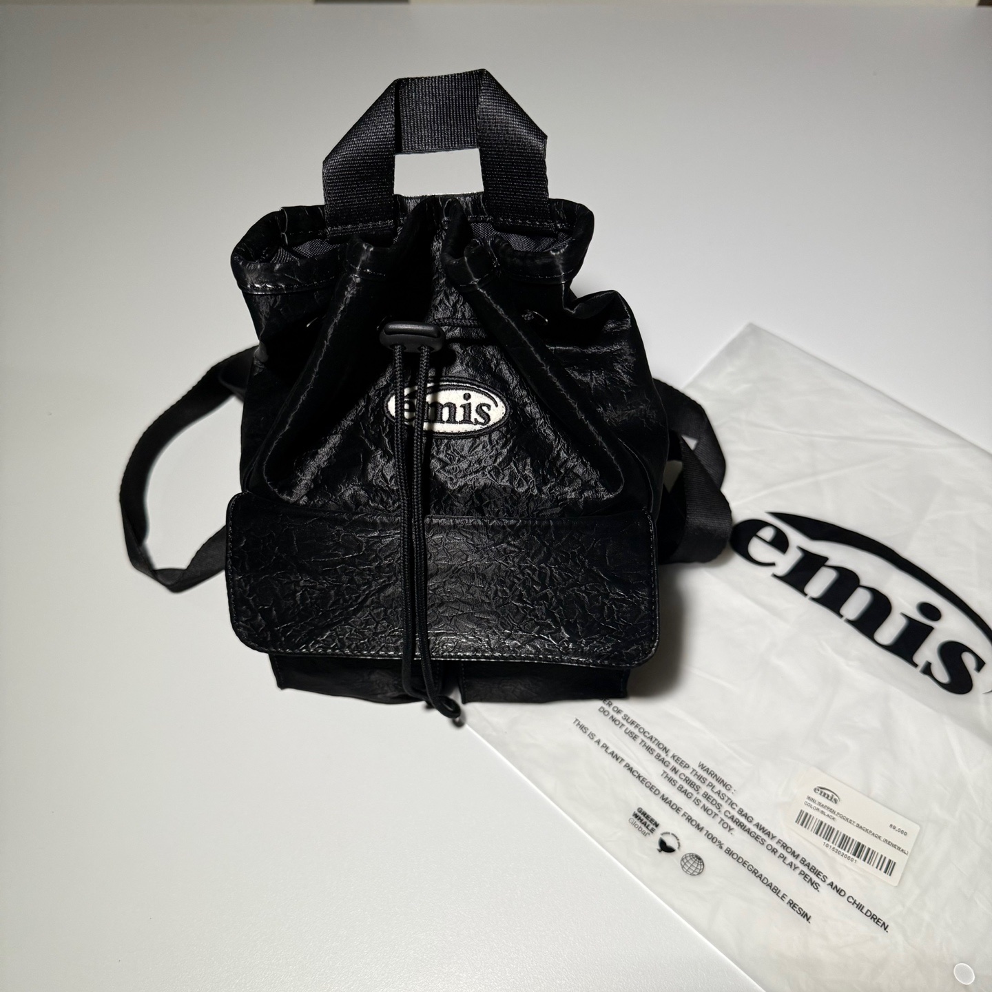 Emis Mini Wappen Pocket Backpack Black 착용 스타일