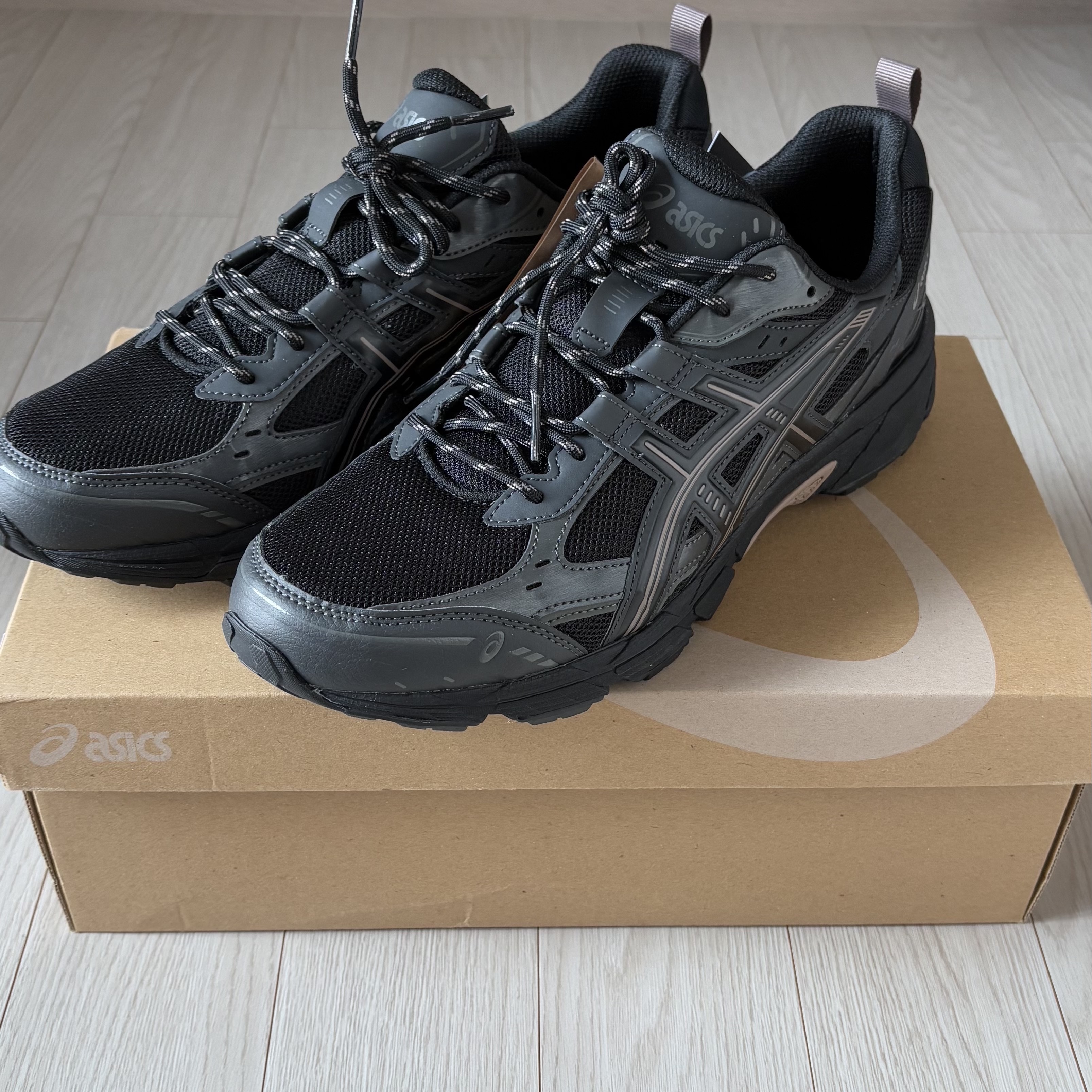 New Balance 1906R Black, Asics Gel-Nunobiki Black Taupe Grey 착용 스타일 - 2