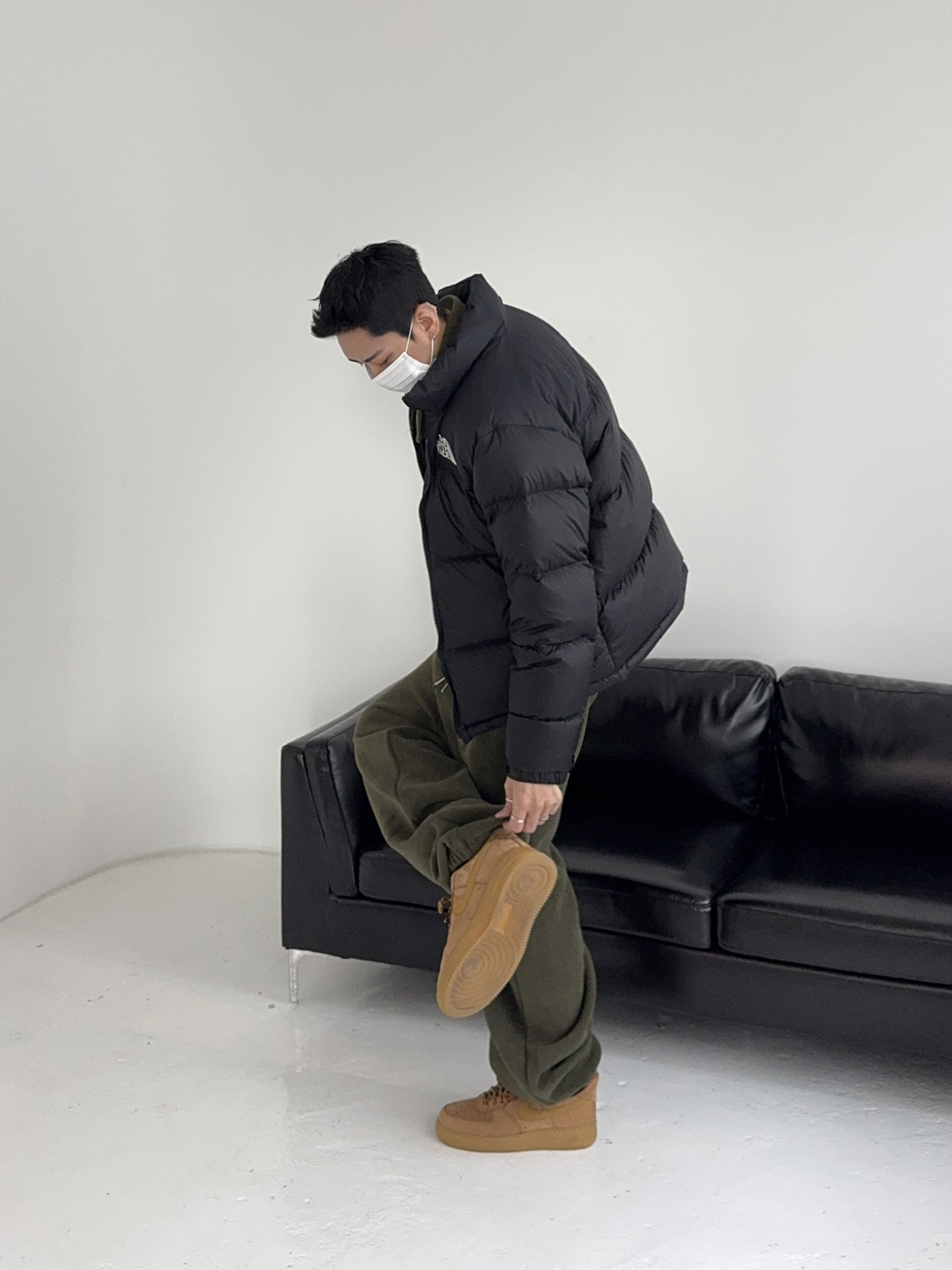 Nike Air Force 1 '07 WB Flax, The North Face 1996 Eco Nuptse Jacket Black 착용 스타일 - 3