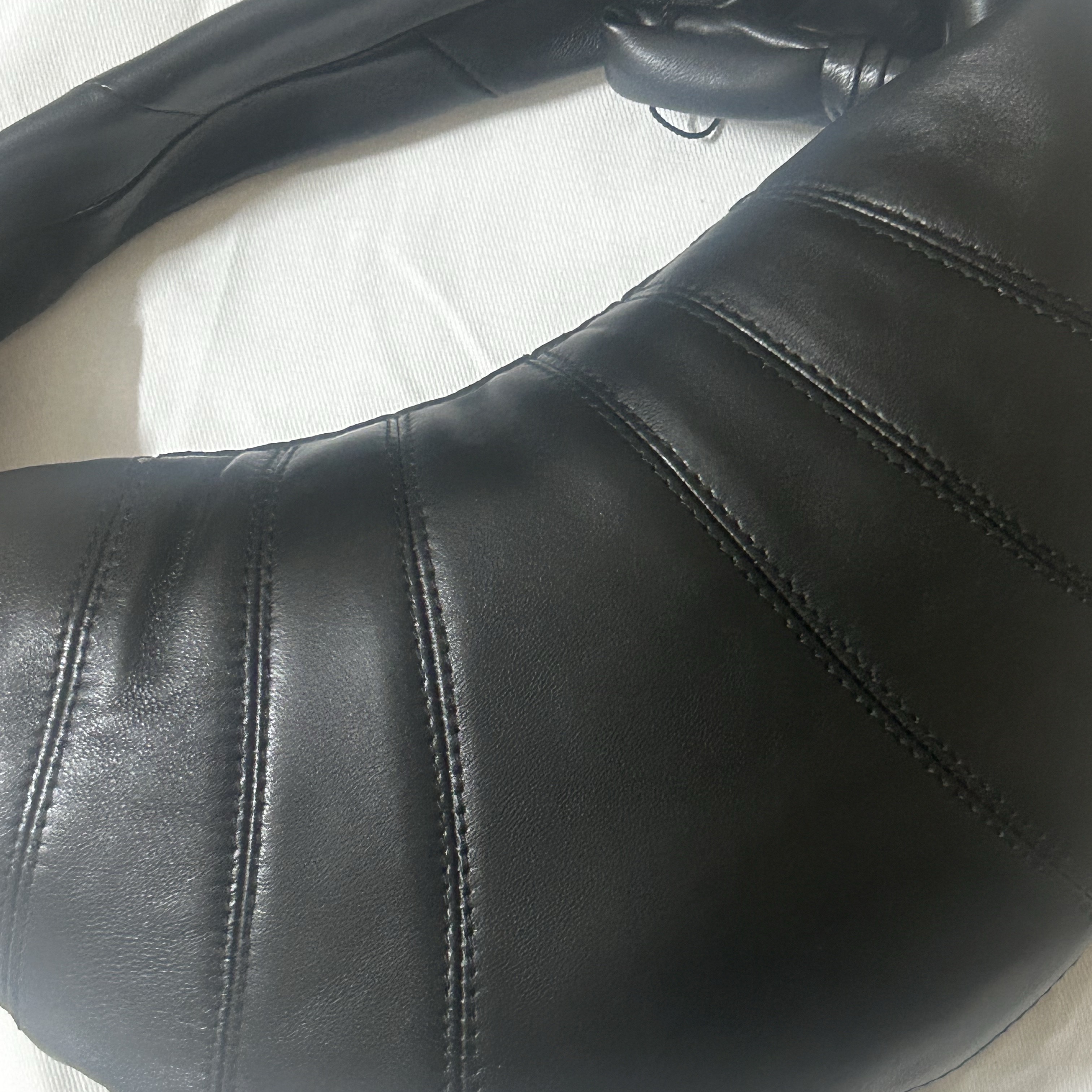 Lemaire Mini Fortune Croissant Bag Soft Nappa Leather Black 착용 스타일