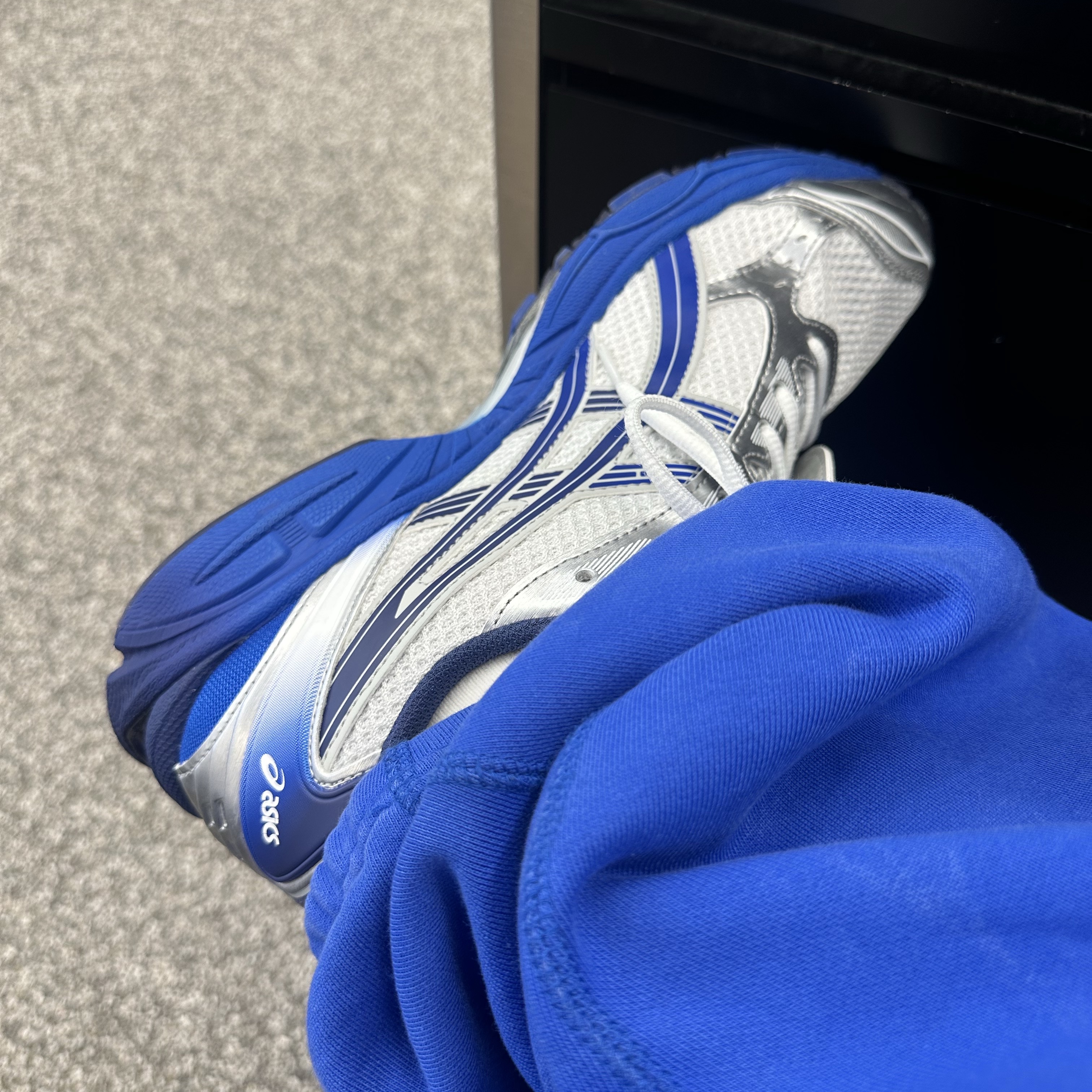 Asics x The Museum Visitor Gel-Kayano 14 Polar Shade Illusion Blue, Nike x Stussy NRG Acid Washed Fleece Pants Game Royal (DR4025-480) 착용 스타일