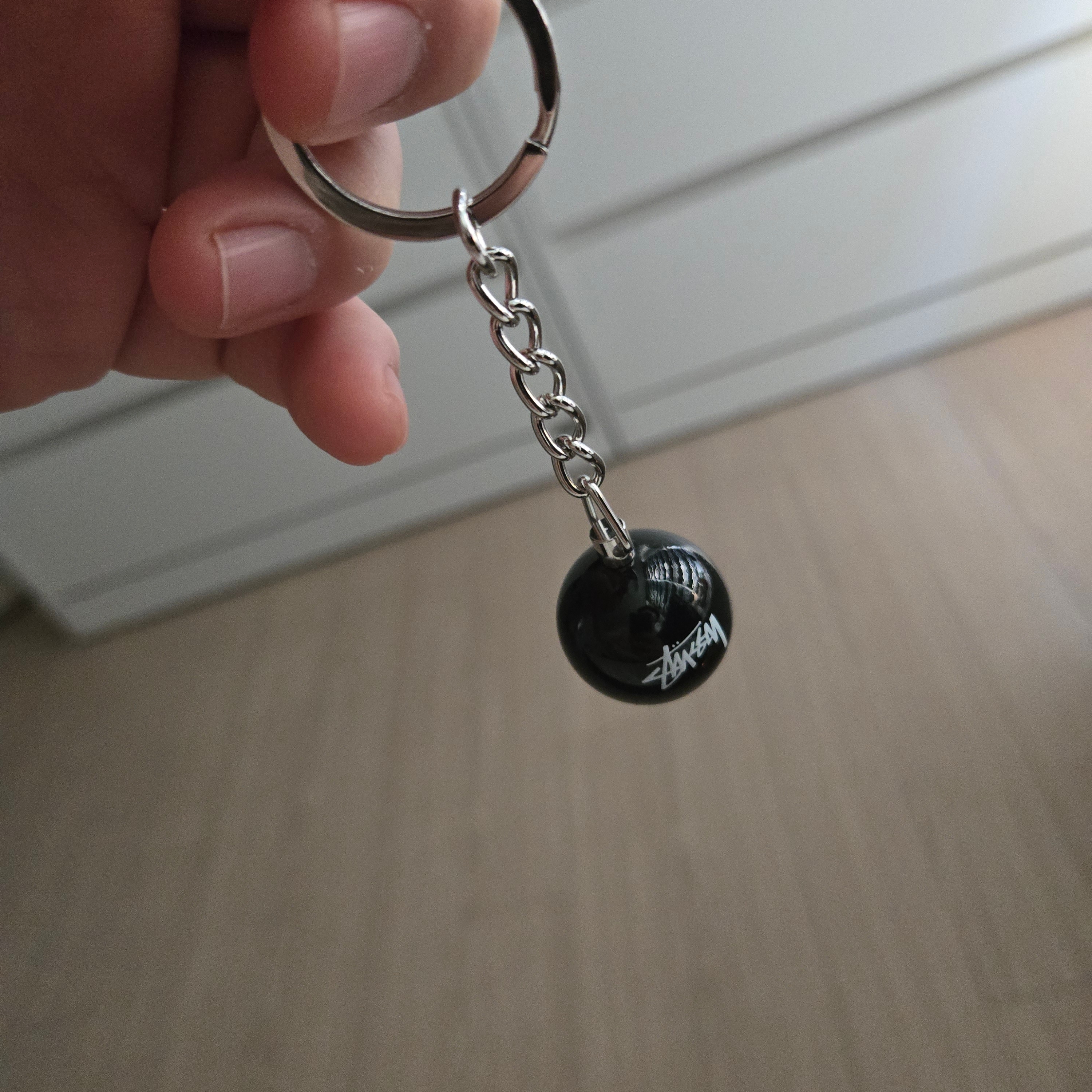 Stussy 8 Ball Keychain Black 착용 스타일