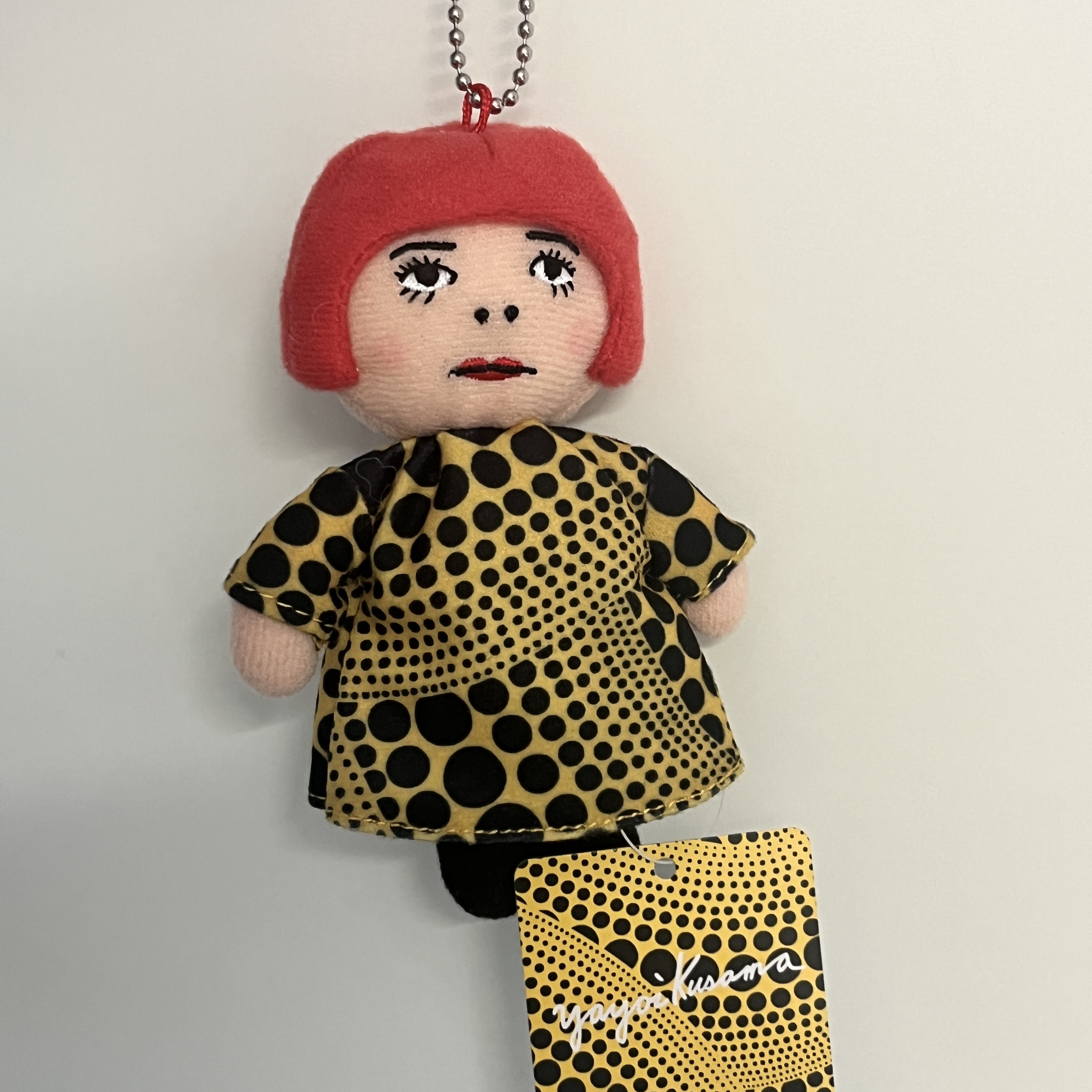 Yayoi Kusama Mascot Plush Keyring 착용 스타일 - 2