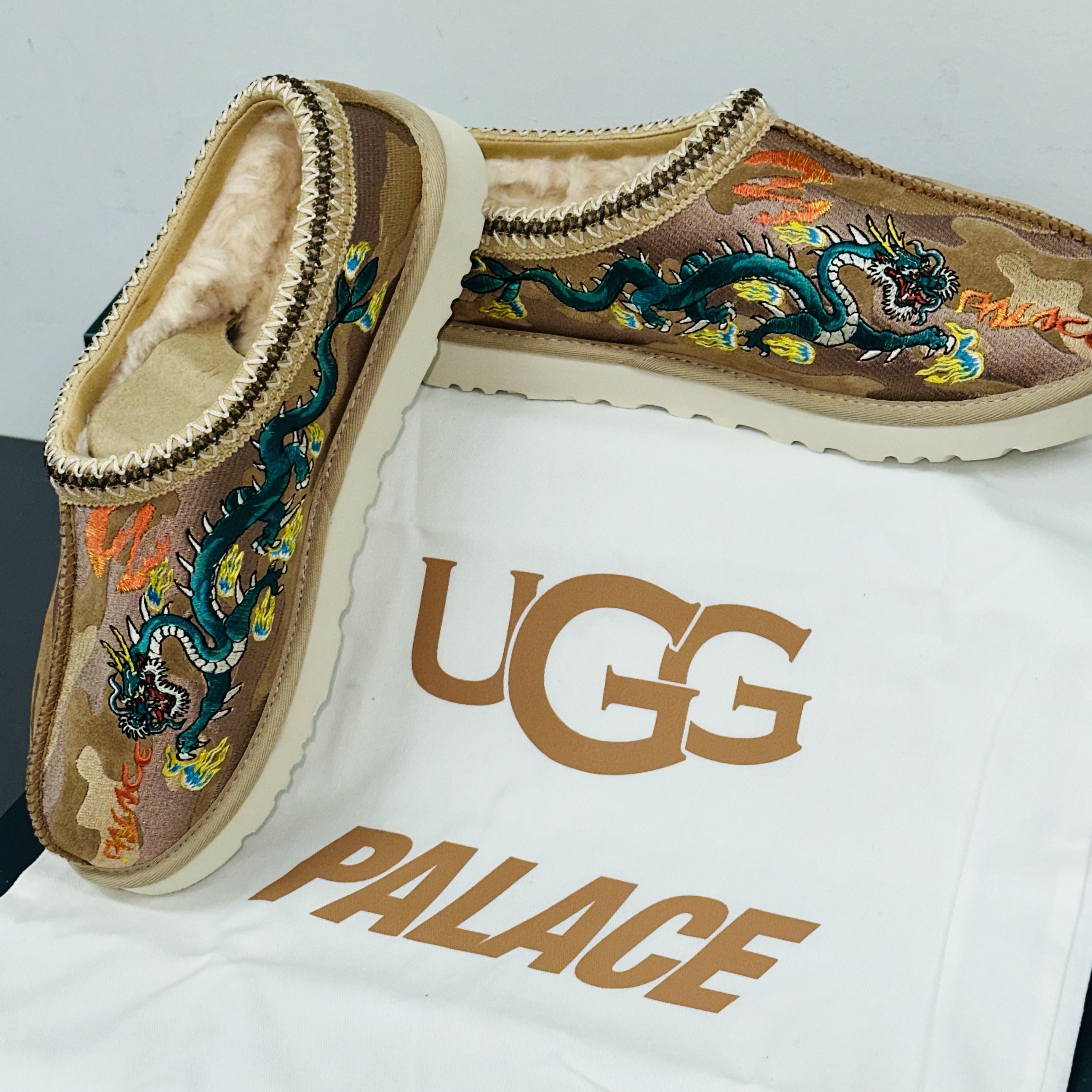 UGG x Palace Tasman Slipper Chestnut Camo 착용 스타일 - 1
