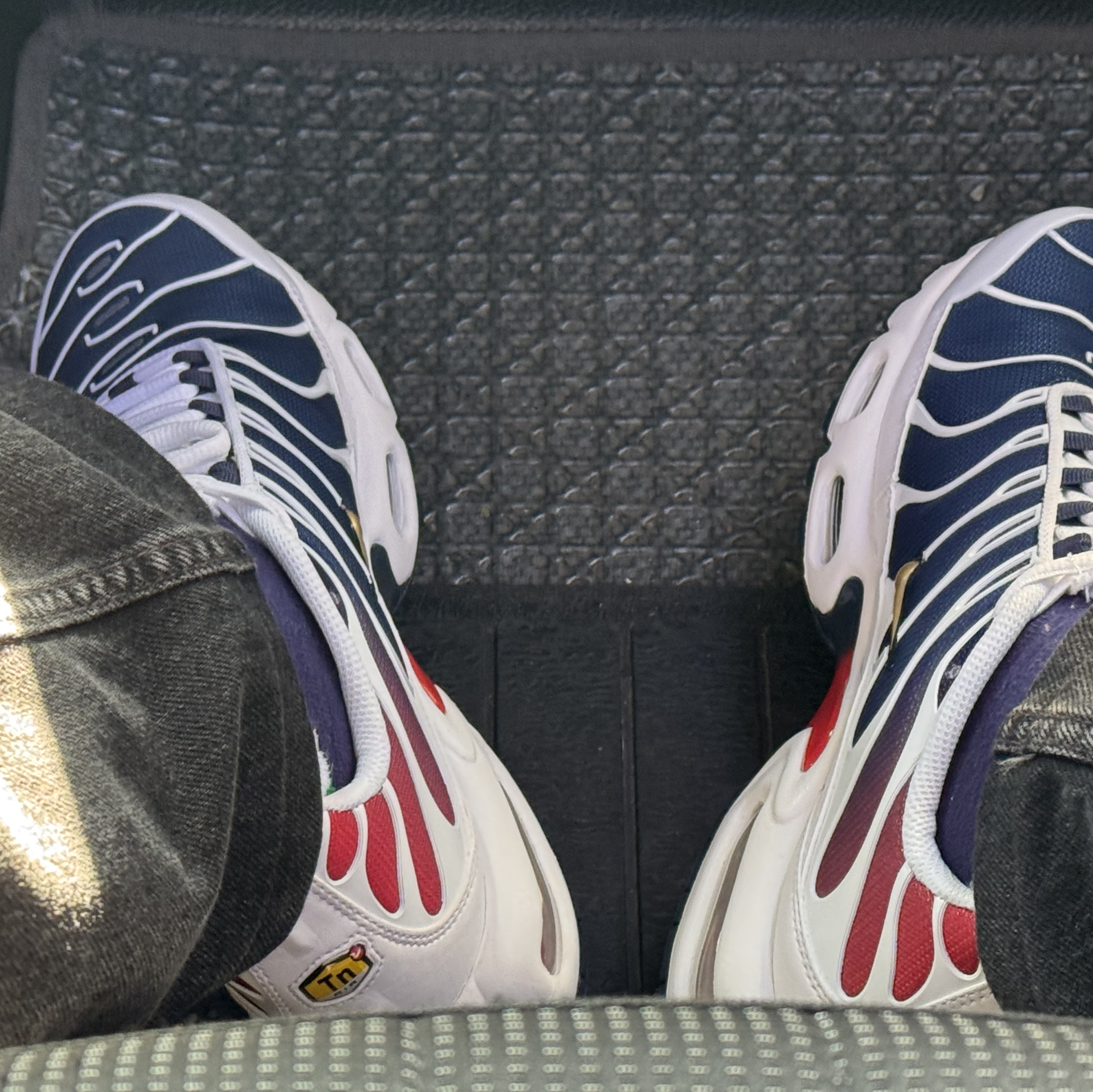 IAB Studio Hoodie Light Gray, Nike x Paris Saint-Germain Air Max Plus White Metallic Gold 착용 스타일 - 2