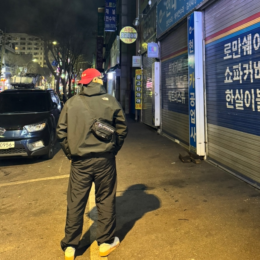 Supreme Waist Bag Black - 23FW, The North Face White Label Slope 3L Jacket Black 착용 스타일