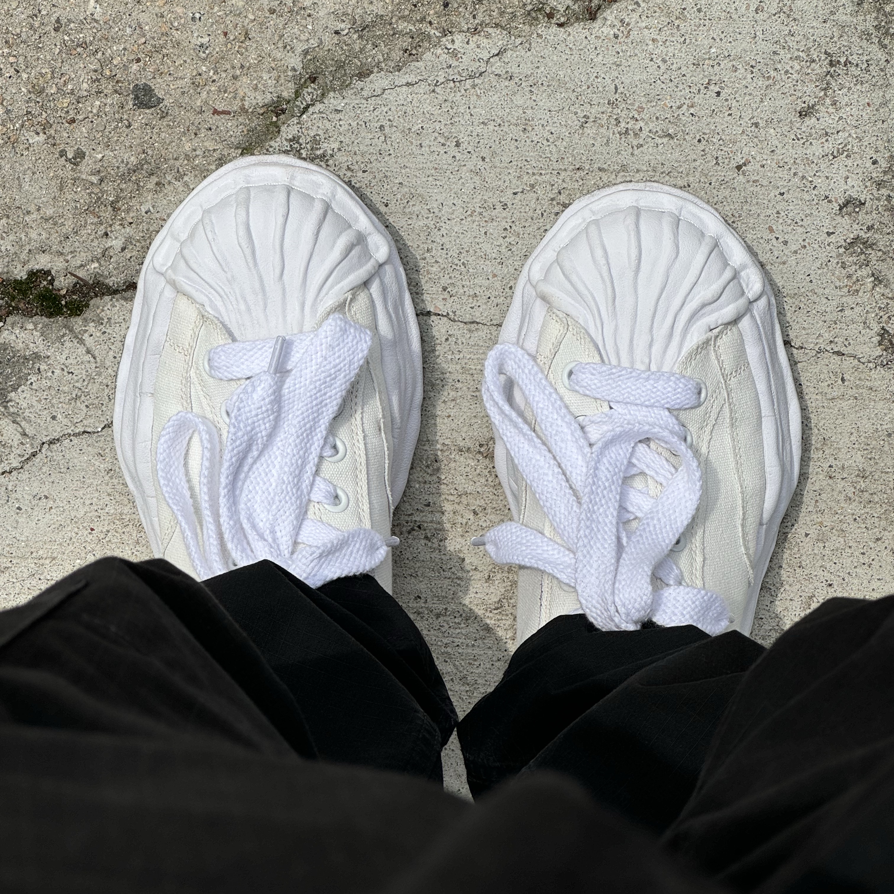 Maison Mihara Yasuhiro Blakey OG Sole Canvas Low-top Sneakers White, Dickies Original 874 Work Pant Black 착용 스타일 - 1