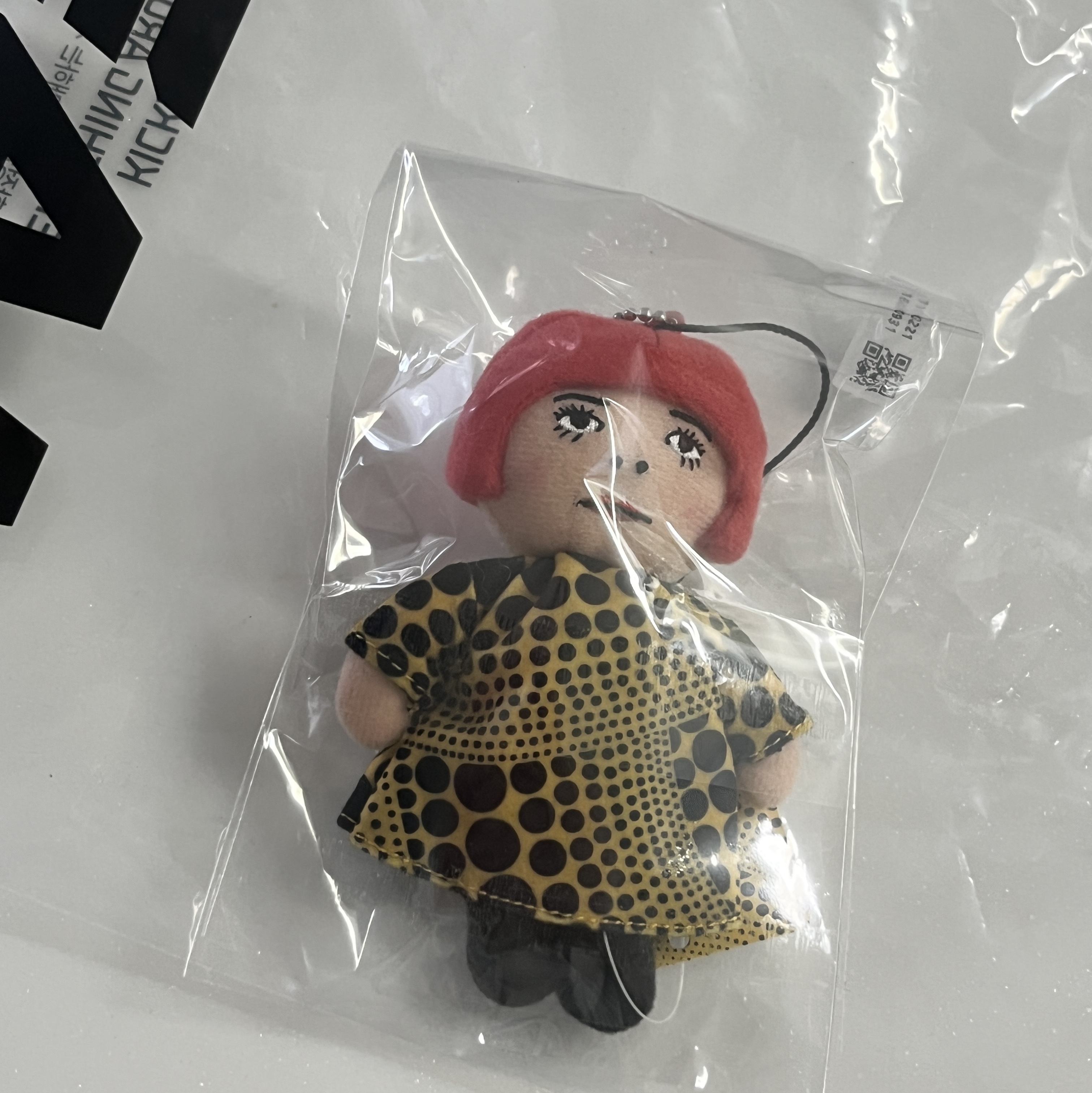 Yayoi Kusama Mascot Plush Keyring 착용 스타일 - 3
