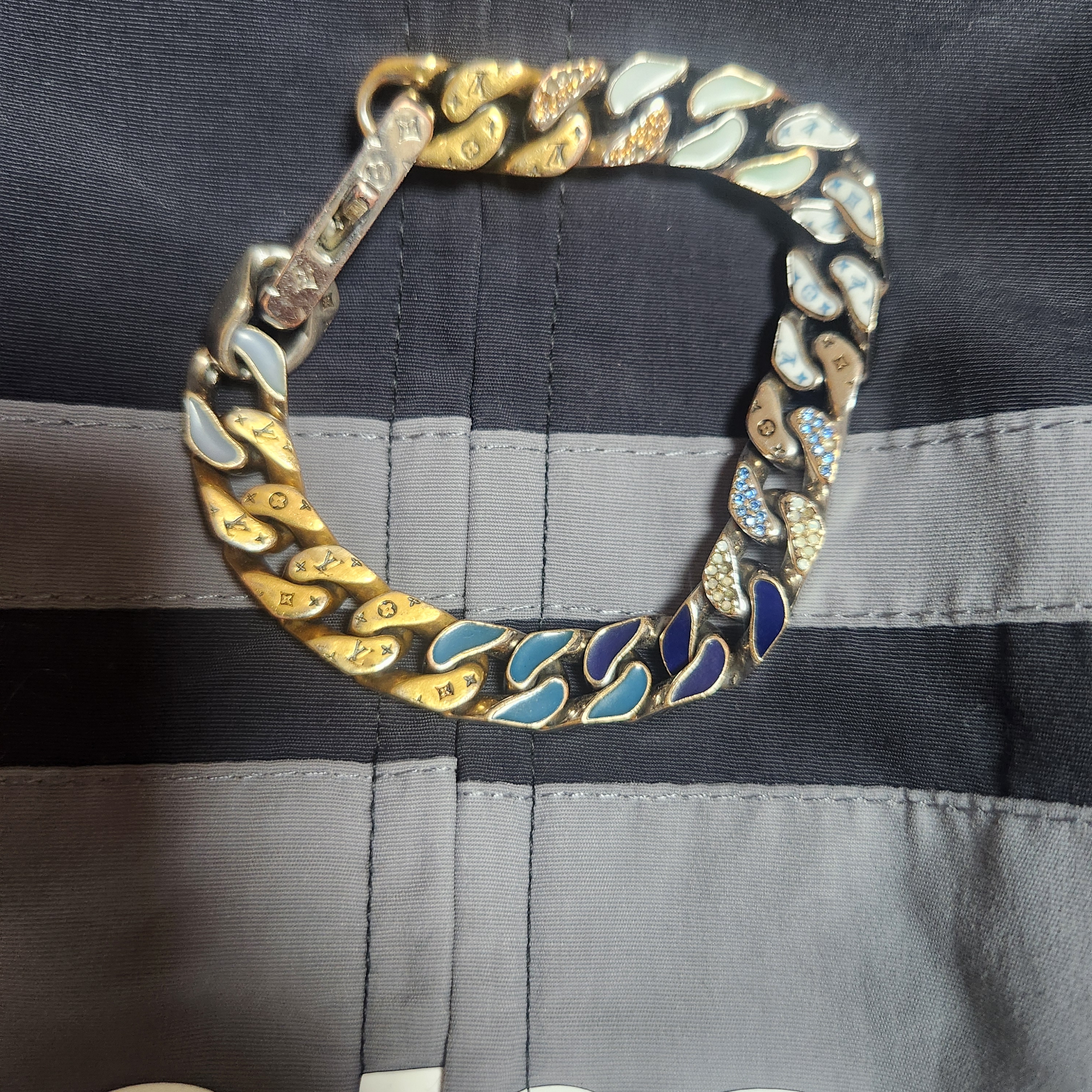 Louis Vuitton Chain Links Patches Bracelet Blue Gold Silver, Supreme x Ducati Track Jacket Black - 24SS 착용 스타일 - 2