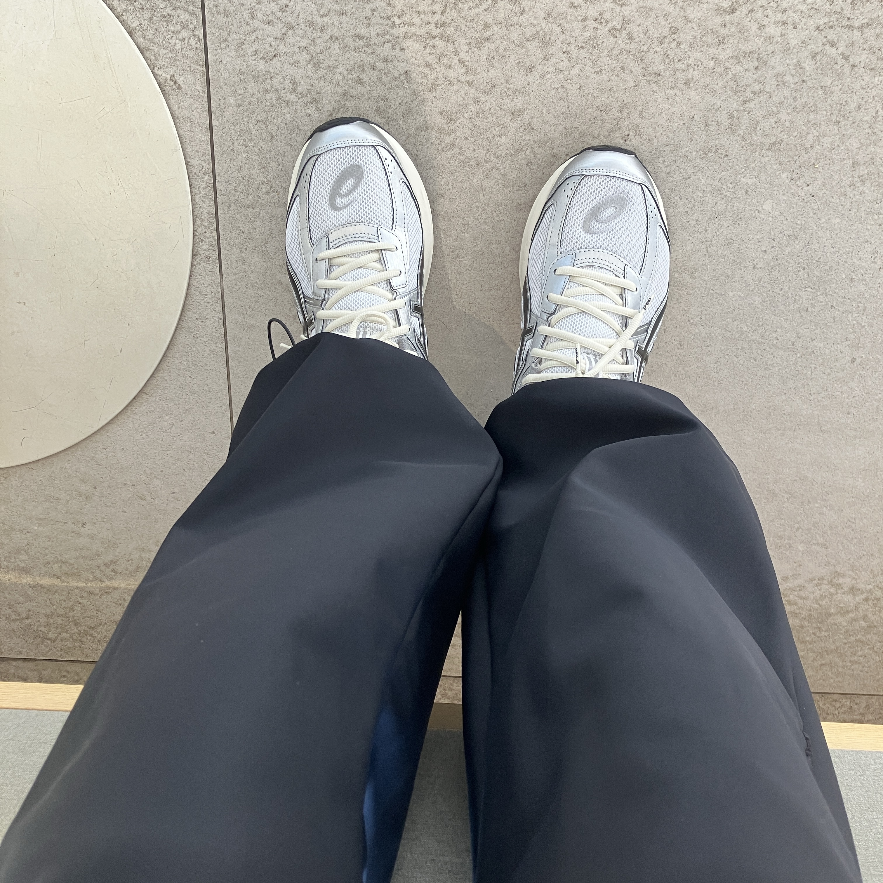 Asics Jog 100 S White Black - 2E Wide 착용 스타일