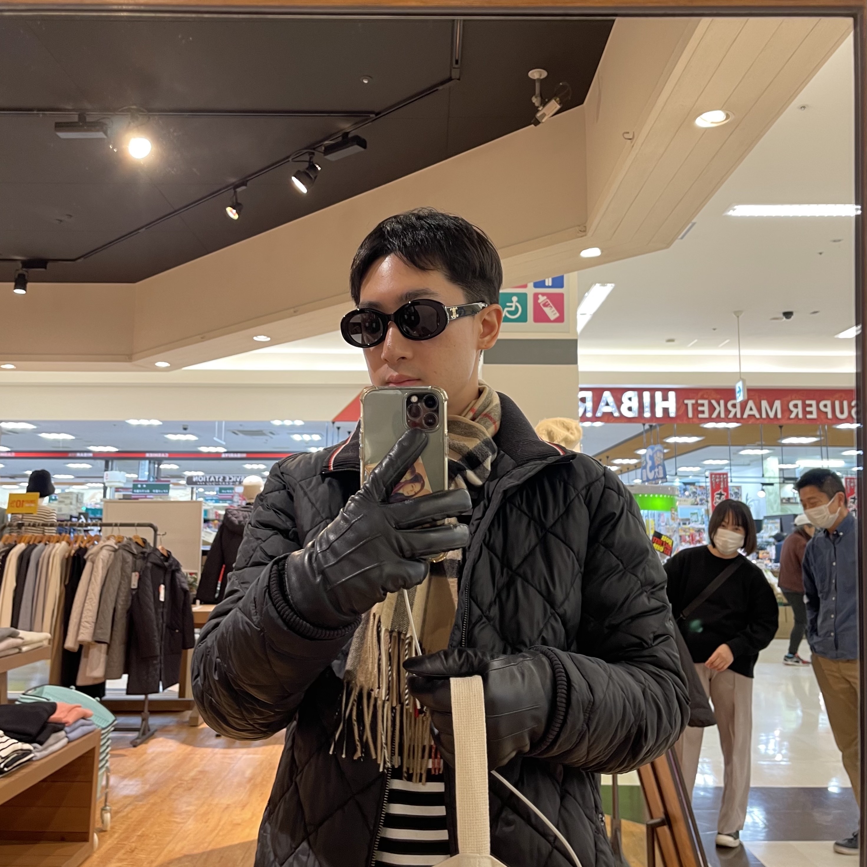 (W) Celine Triomphe 01 Sunglasses in Acetate Black, Burberry Classic Check Cashmere Muffler Archive Beige 착용 스타일