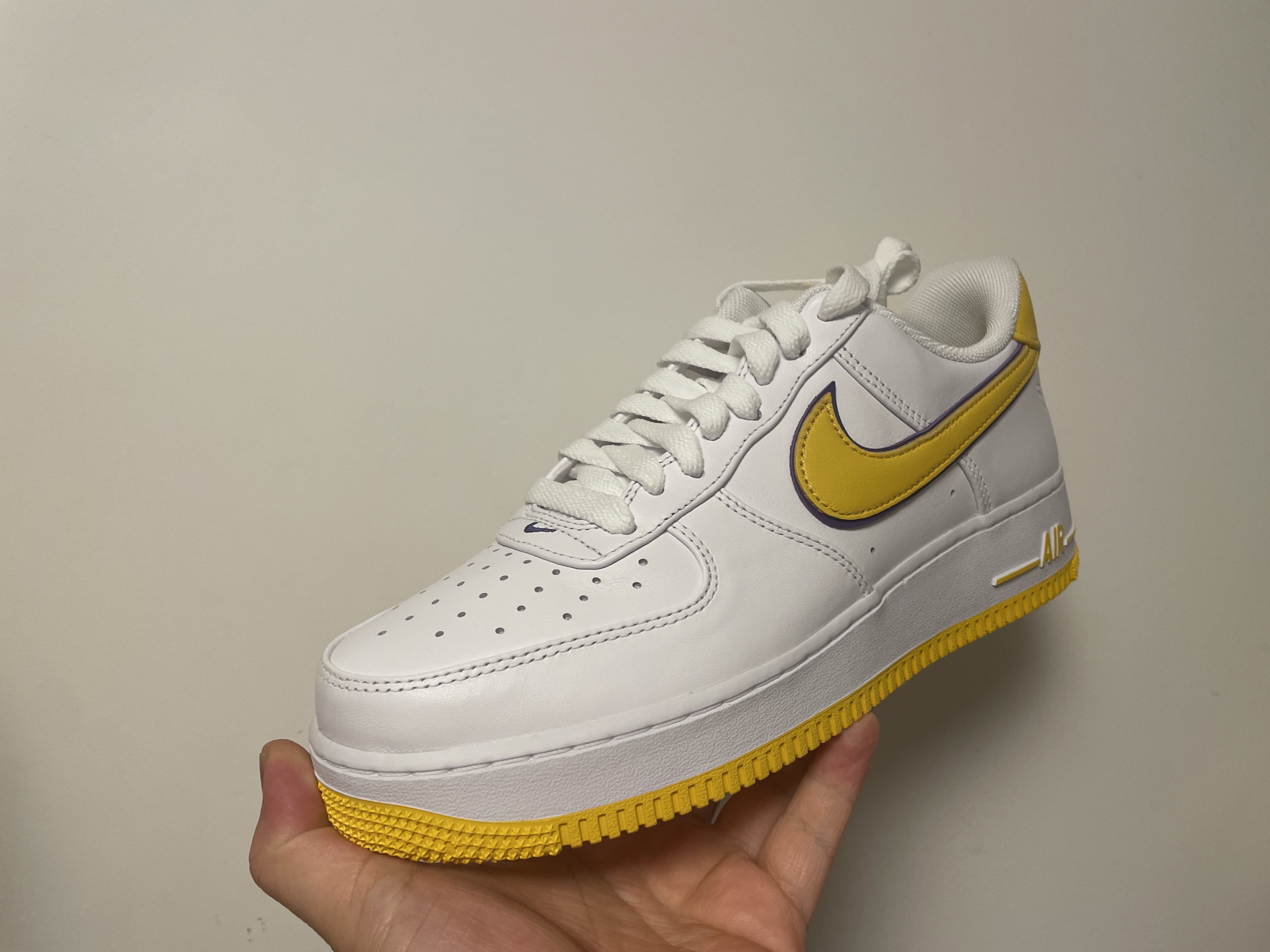 Nike x Kobe Bryant Air Force 1 Low Retro QS Varsity Maize and Varsity Purple 착용 스타일 - 3