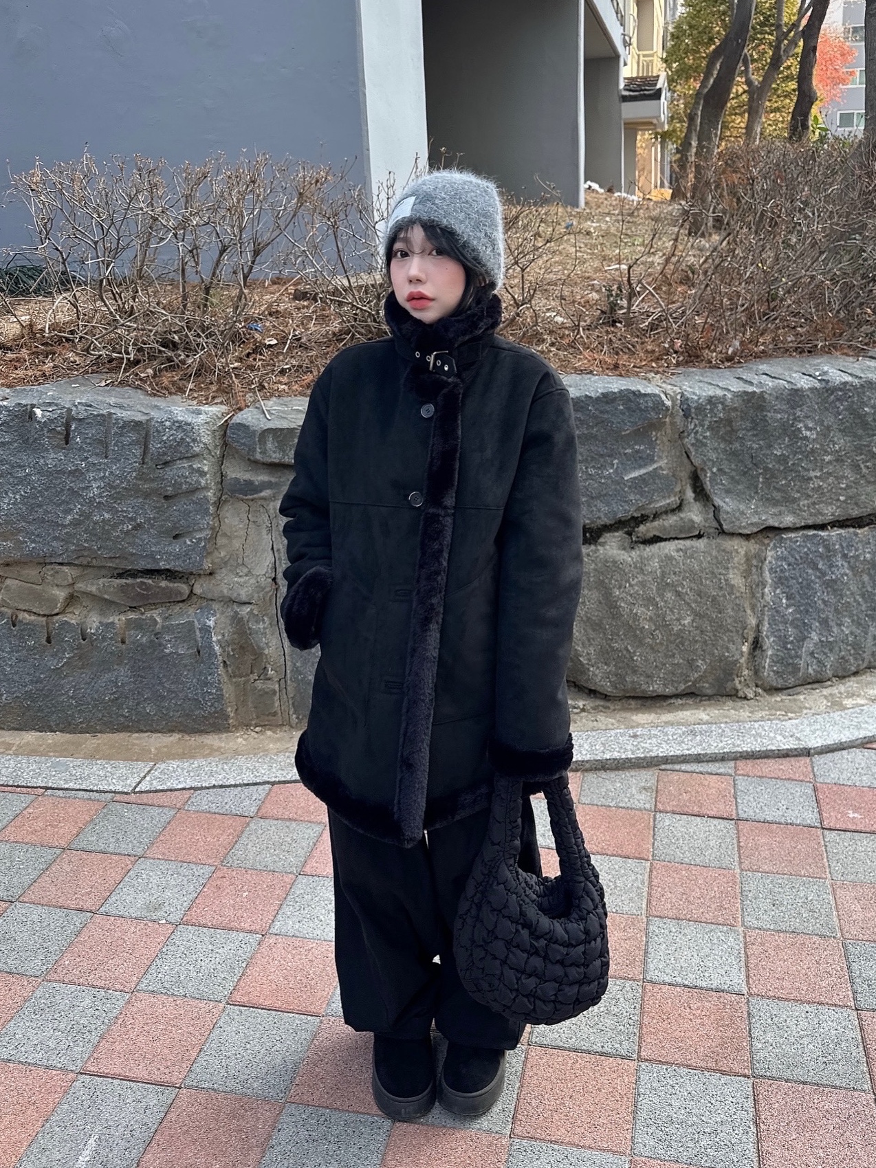 (W) UGG Classic Ultra Mini Platform Boots Black 착용 스타일 - 1