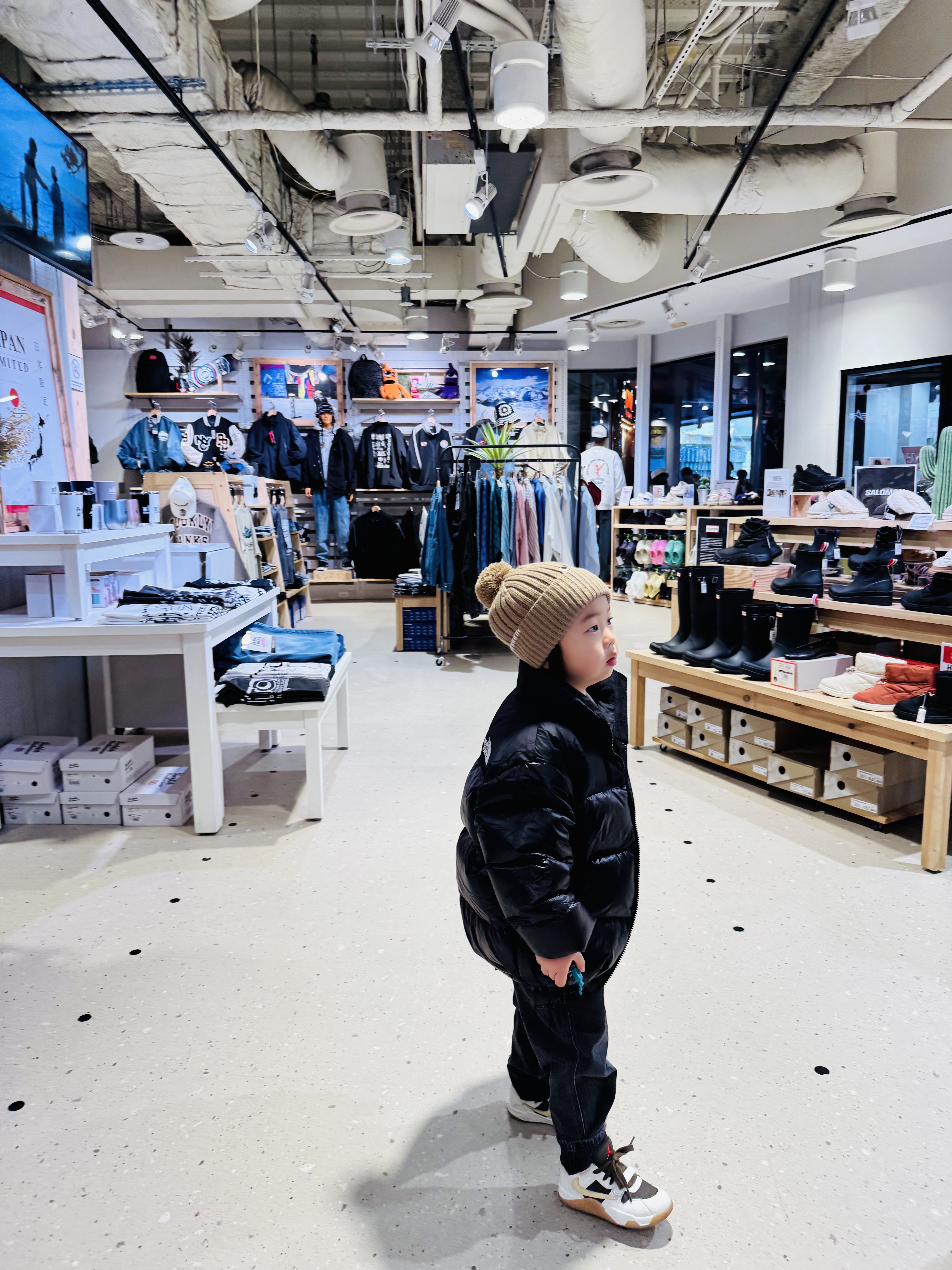 (Kids) The North Face 1996 Eco Nuptse Down Jacket Real Black, (TD) Jordan x Travis Scott Jumpman Jack TR Sail and Dark Mocha 착용 스타일 - 2
