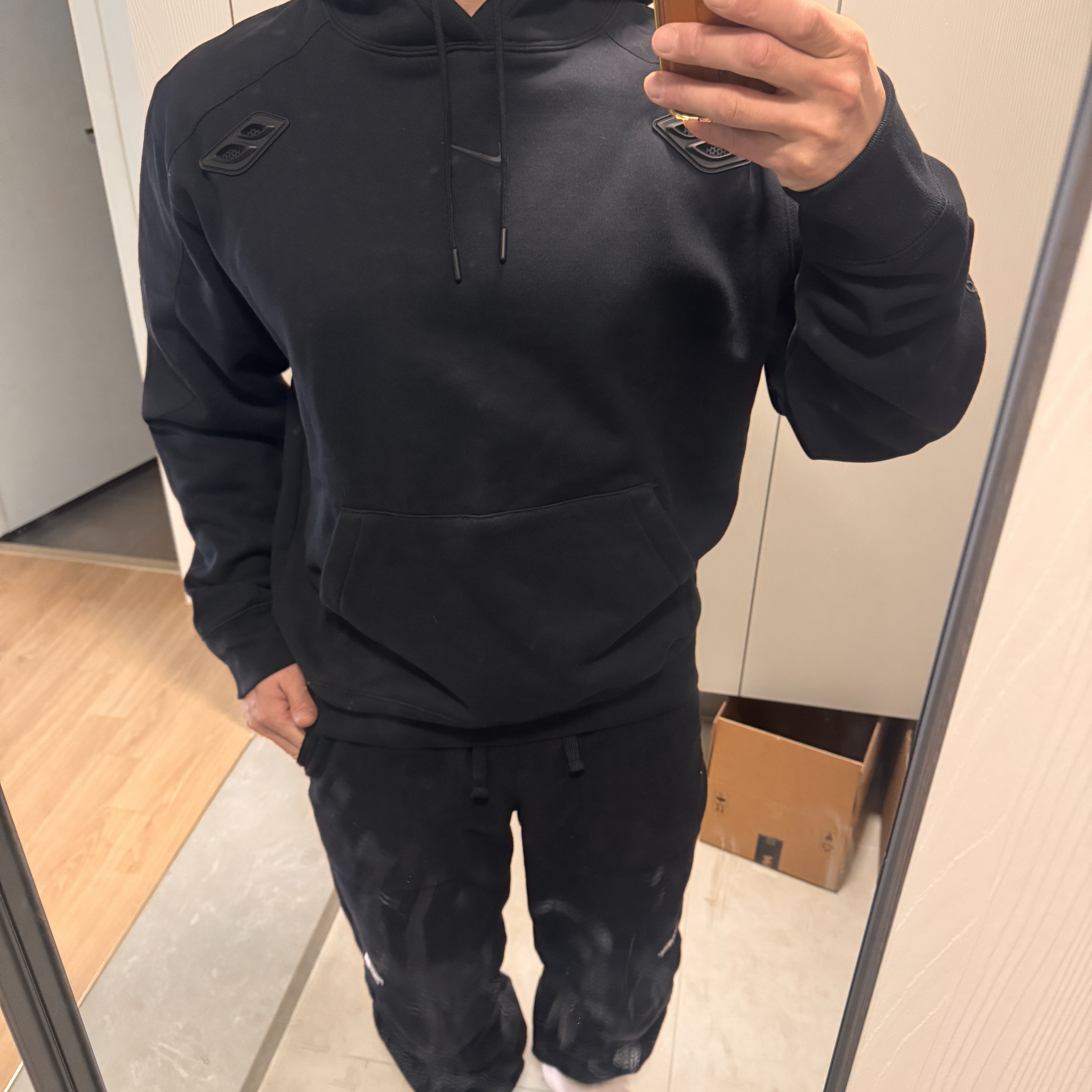 Nike x Drake Nocta x Kar L'Art De L'Automobile Asphalt Hoodie Black (FD2203-010) 착용 스타일 - 2