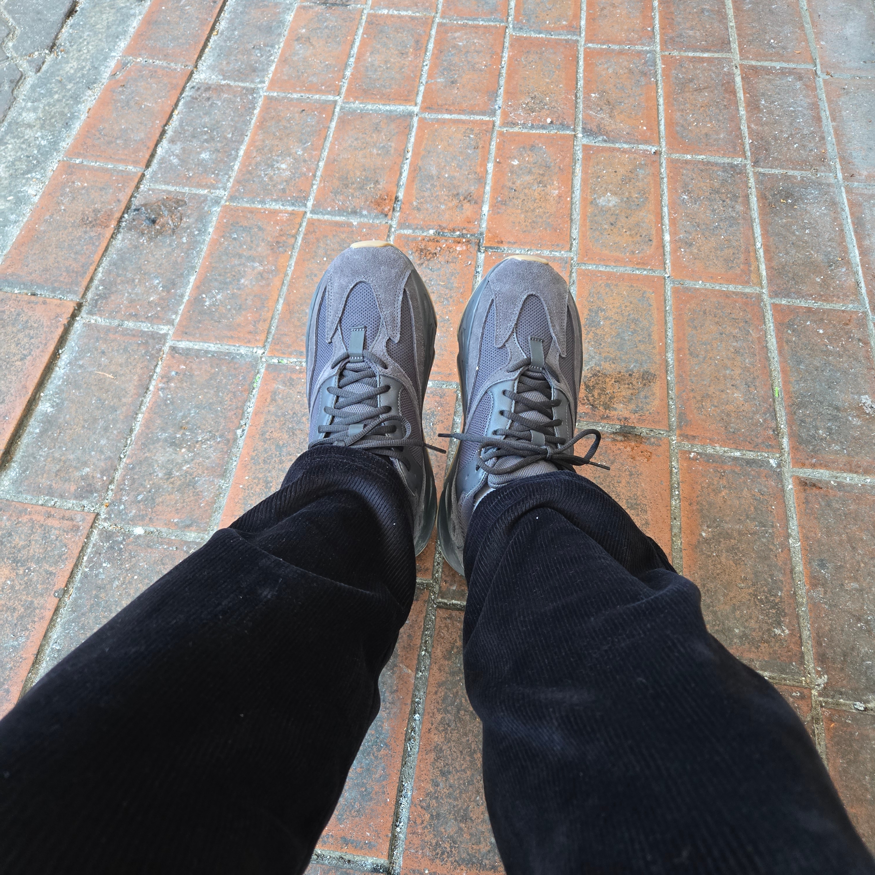 Adidas Yeezy Boost 700 Utility Black 2023 착용 스타일
