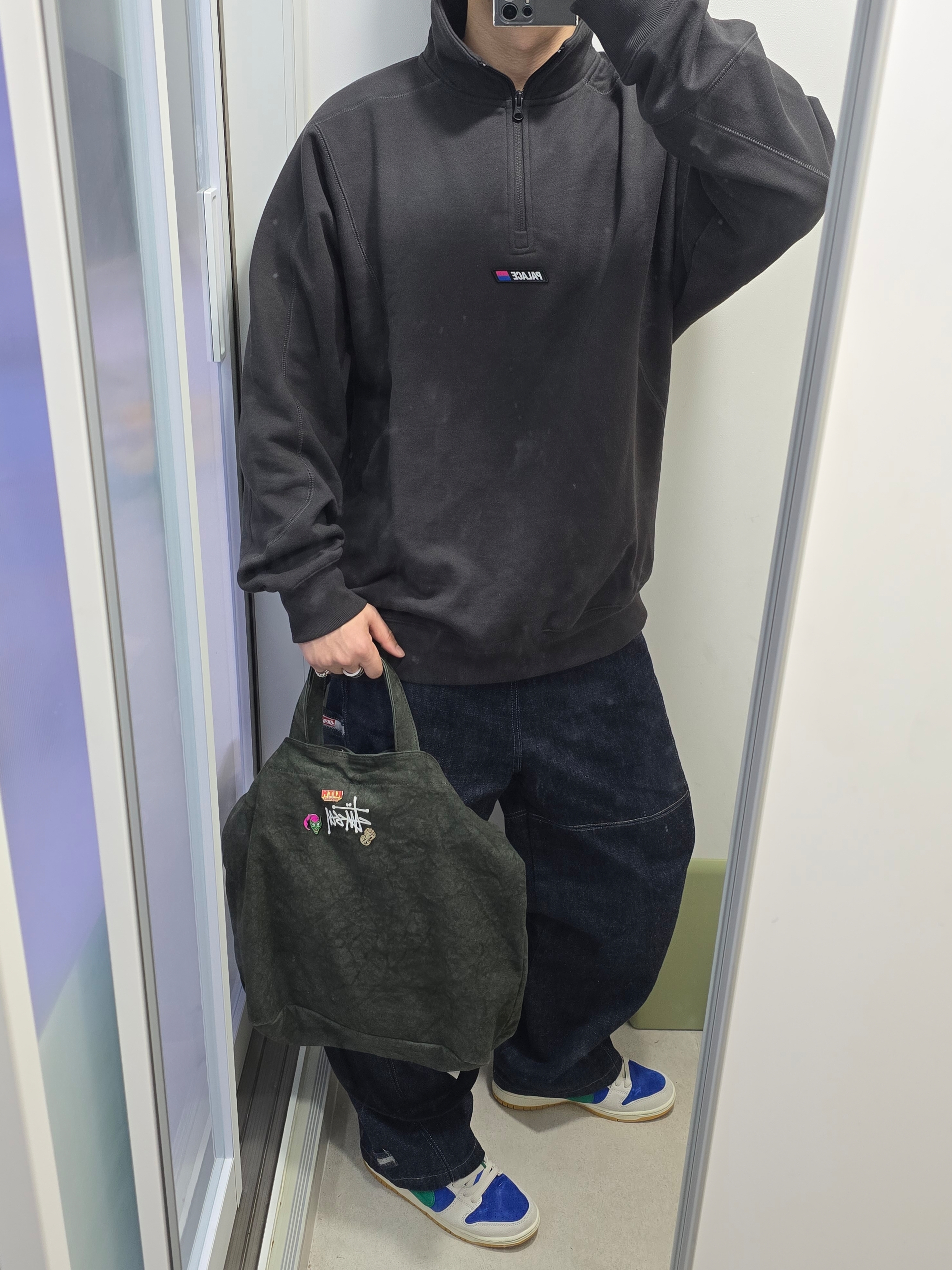 Palace Ferghaus 1/4 Zip Black - 24FW, Stussy Canvas Crossbody Bag Washed Black 착용 스타일