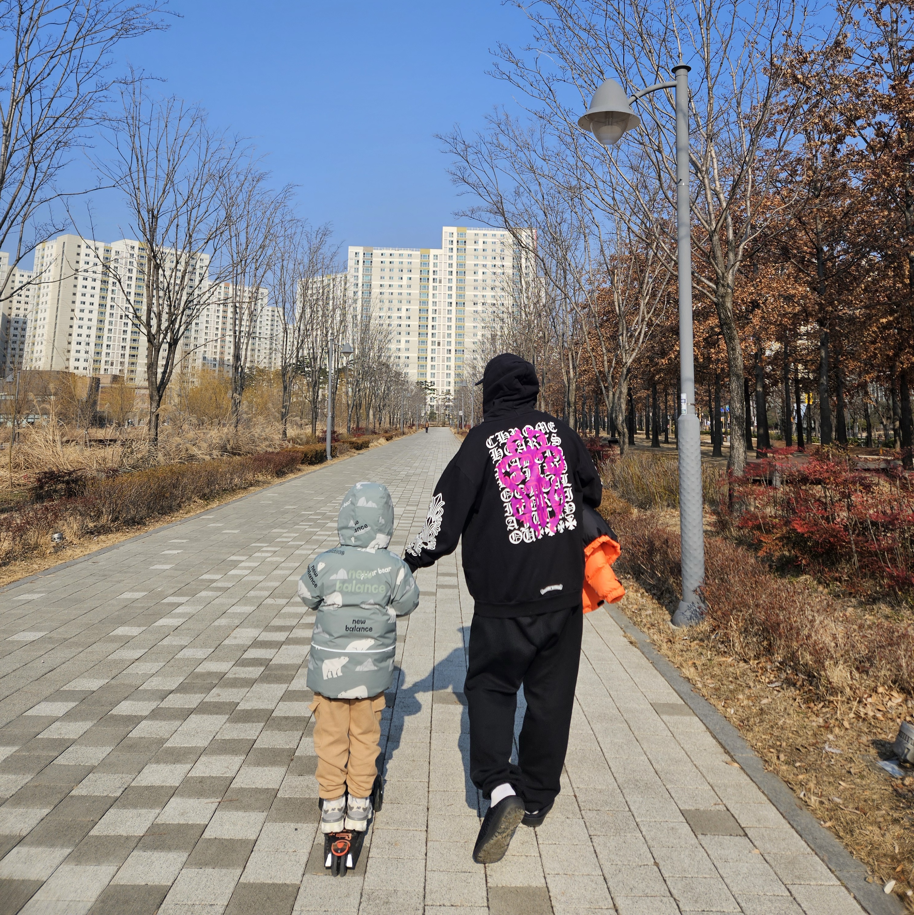 Supreme x The North Face Nuptse Orange - 16FW, Essentials Sweatpants Jet Black - 23FW 착용 스타일 - 2