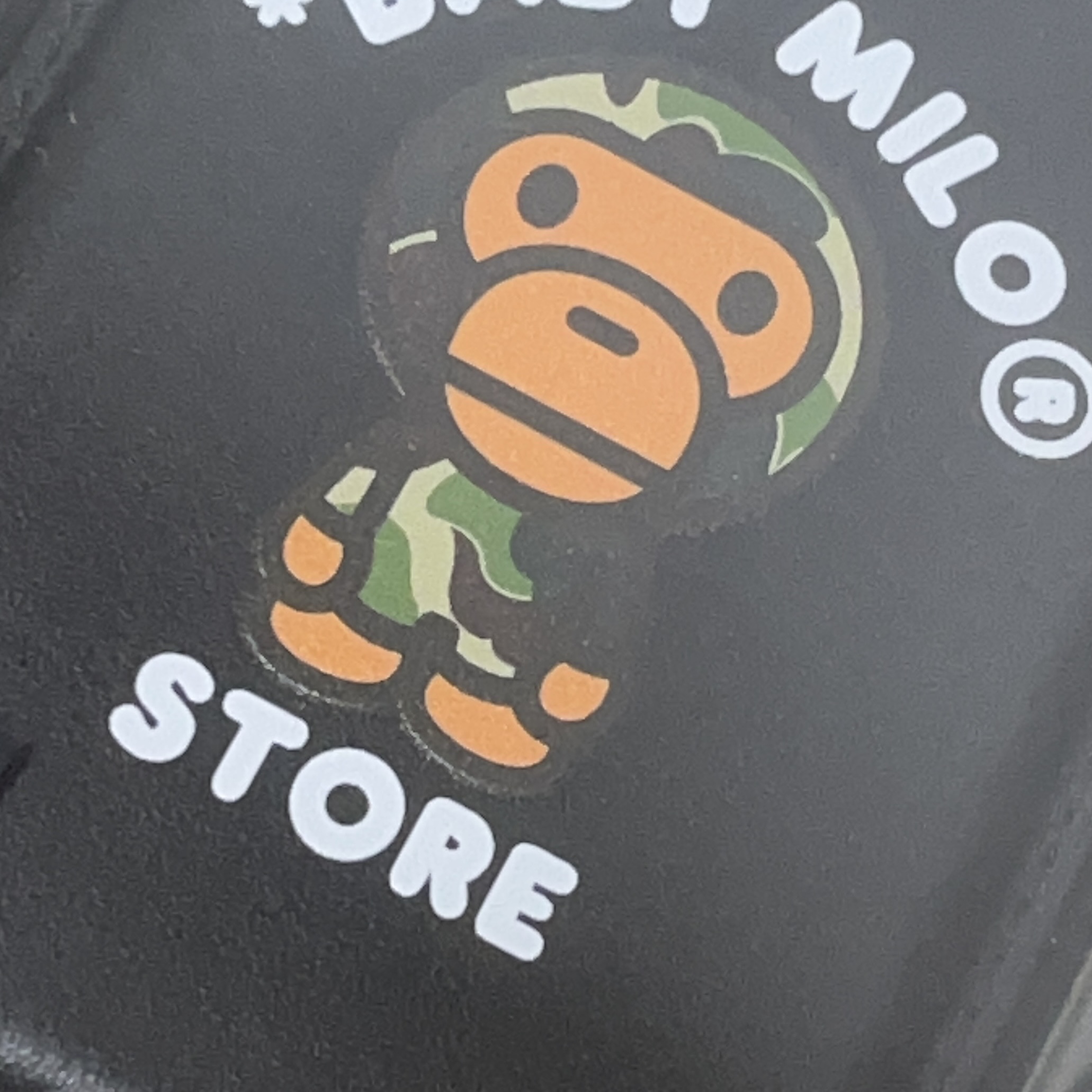 BAPE Baby Milo MagSafe Card Holder Black 착용 스타일 - 1