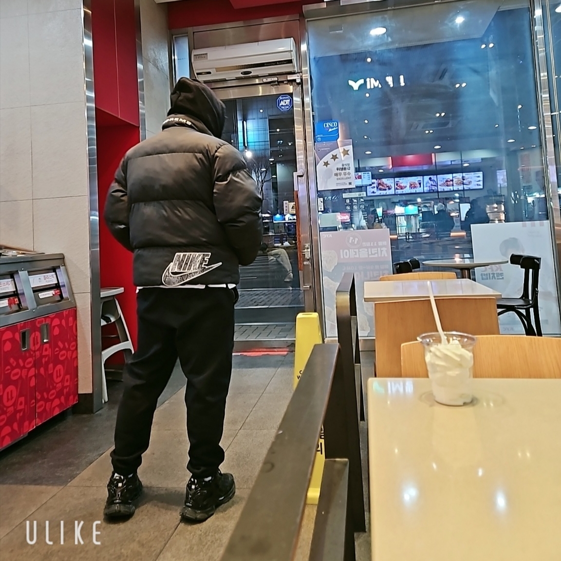 Supreme x Nike Reversible Puffy Jacket Black - 21SS, Balenciaga Runner Sneakers Black Matt 착용 스타일 - 1