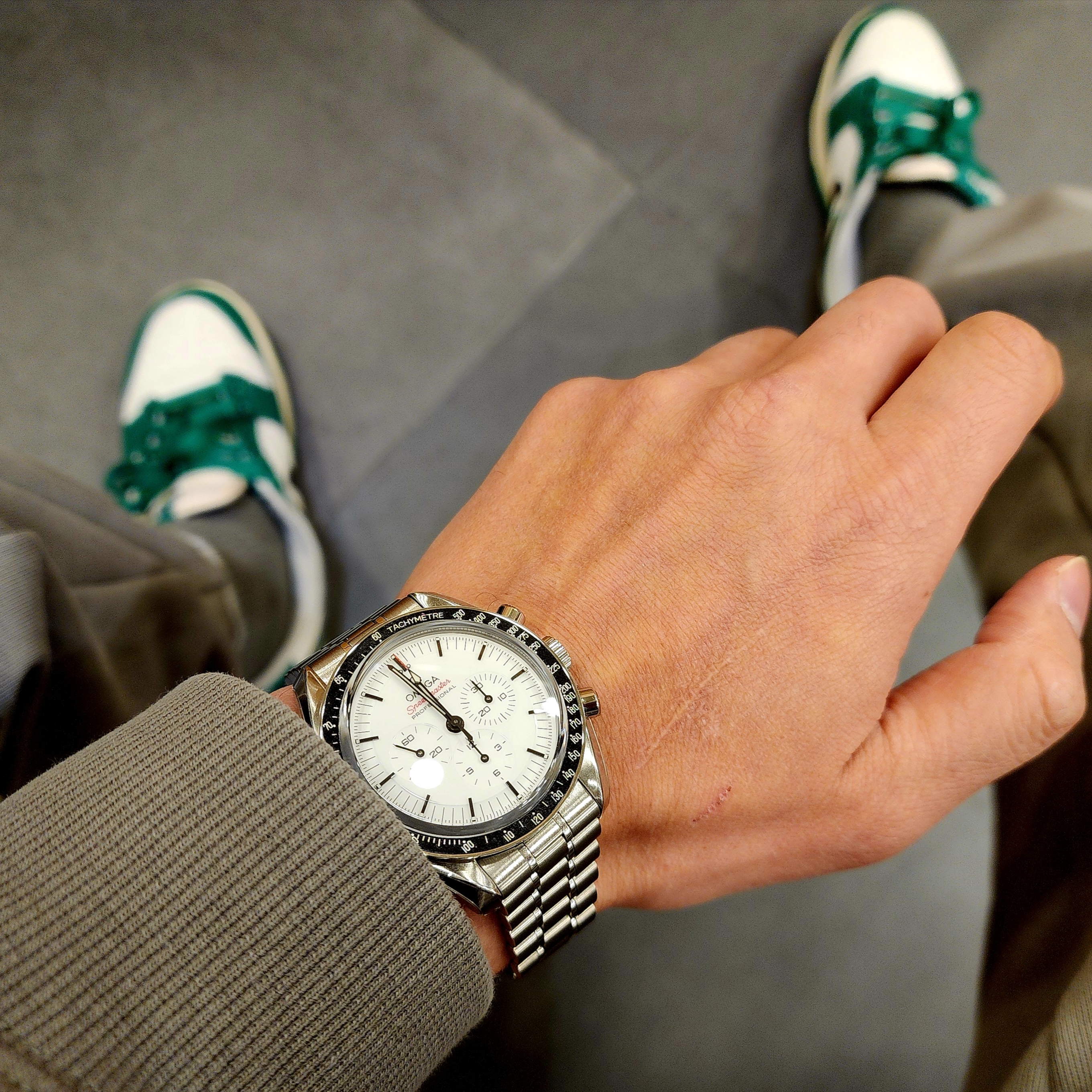 Omega Speedmaster Moonwatch Professional Co Axial Master Chronometer Steel White, Nike Dunk Low Retro SE Jackpot Malachite 착용 스타일