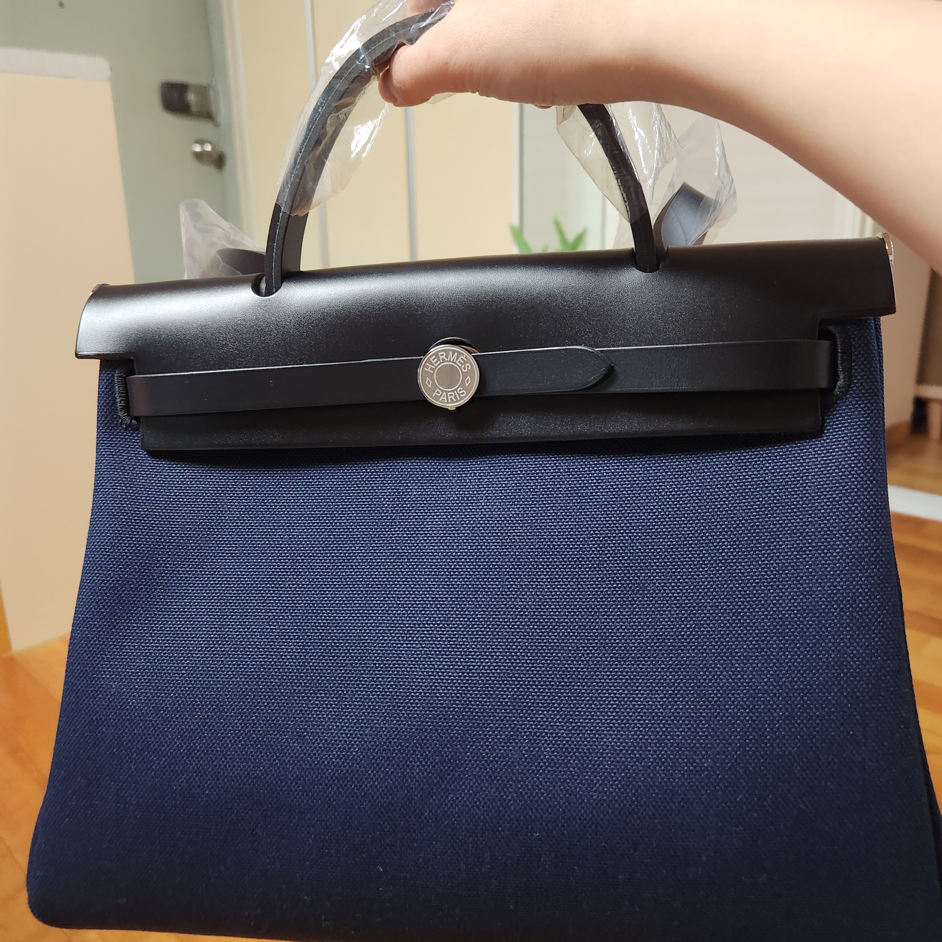 Hermes Herbag Zip 31 Bag Military Canvas Hunter Cowhide & Palladium Bleu Marine Noir 착용 스타일